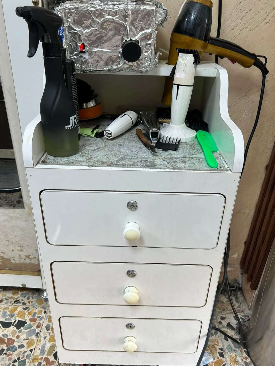 السلام عليكم 
غراض حلاقه للبيع ٣ مرايات ٢ فاترينات مع ٢ ميز مجر صغير 
بغداد حي الجهاد 
***********
