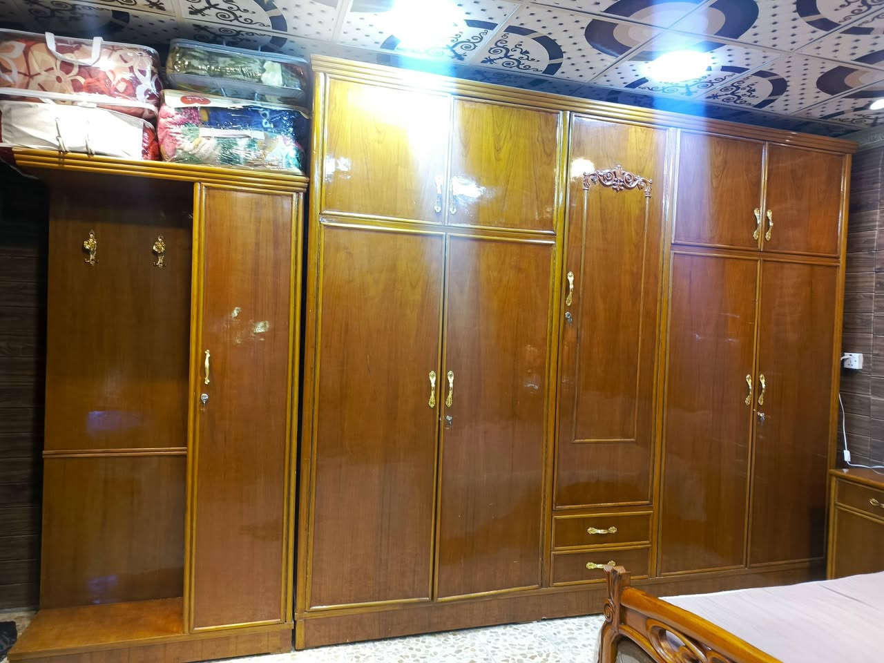غرفه نوم للبيع نضافتها 90بلميه غرفه خشب صاج ثقيل تزكام مو سوقيه وياها دوشك جديد درجة اولى سعرها 950غرفه خمس بيبان للتواصل ***********
