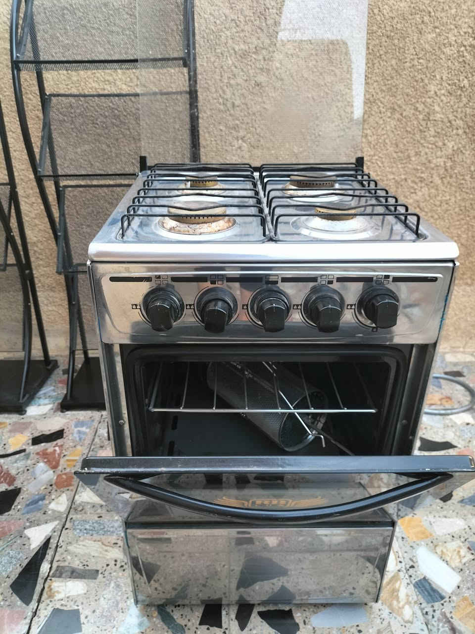 طباخ جديد  +  ستاند عدد 2 للبيع ***********
