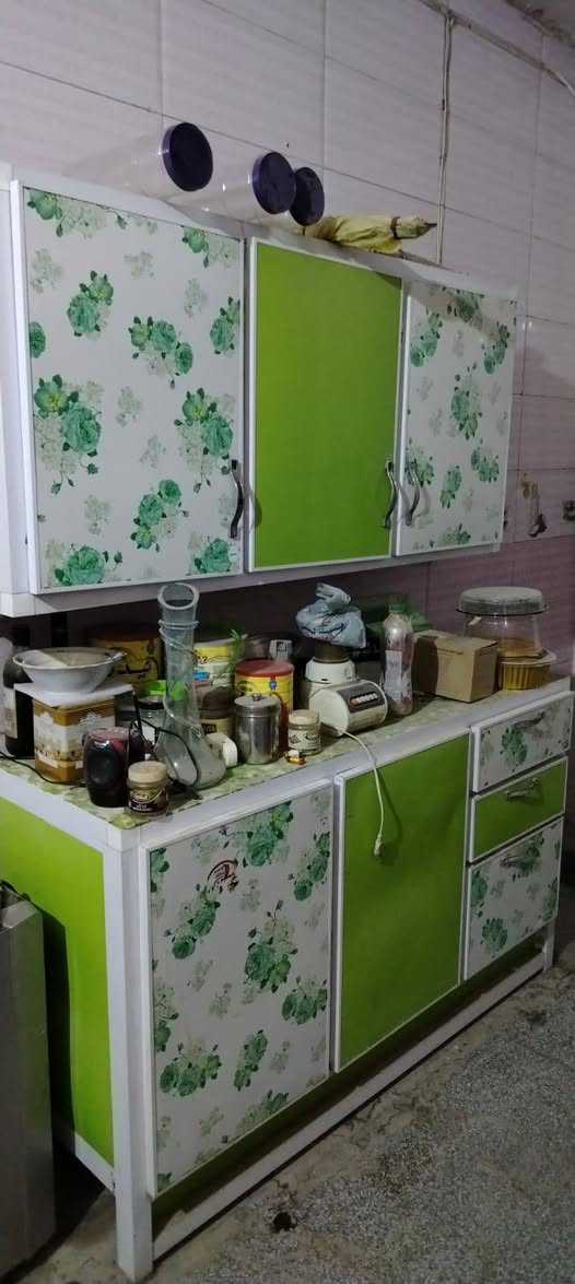 كاونتر اربع قطع ١٥٠ الف
كنتور صاج ٣ ابواب ٧٥  الف
تخم ماليزي ٧٥  الف سبع مقاعد مقعد بي كسر 
غراض عاطله مكيف وشاحنة ٥٠ الف
الي ياخذهن شلع ٣٠٠ الف
الموقع المشتل المعلمين قرب جامع مالك بن انس لا يوجد توصيل
واتساب 
***********
