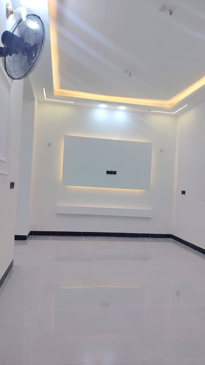 السلام عليكم
للبيع دار ١٠٠ متر طابقين طابوق شغل درجة أولى يحتوي على ٤ غرف نوم وصاله وستقبال وصحيات
العنوان كربلاء حي الزيتون 
البيت شغل درجة أولى شرط
لاستفسار اتصل *********** او تساب ***********
السعر 190  وبيه مجال.
