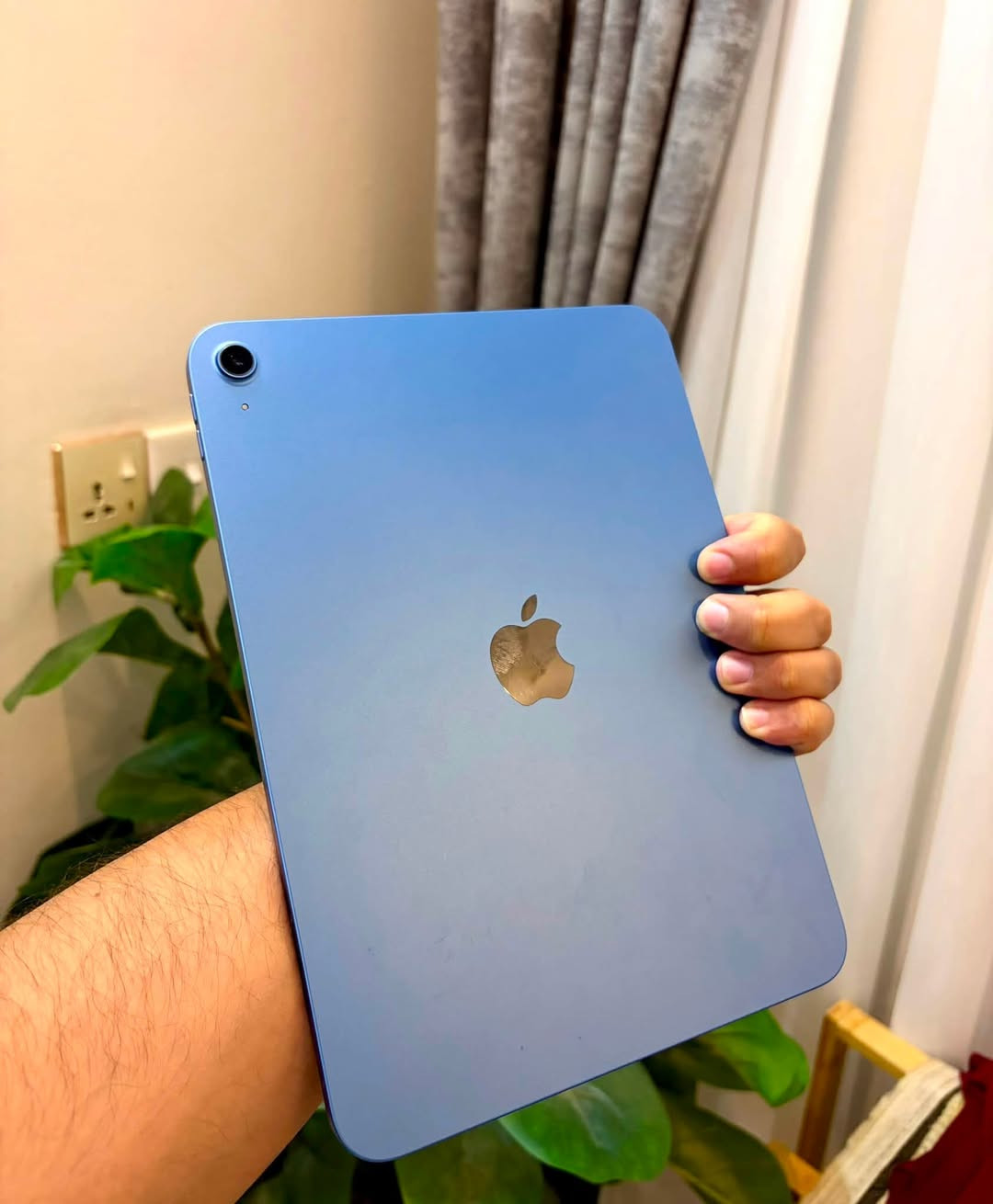 سلام عليكم
ايباد ابل iPad 11 ( a16 )
128 GB
لون سمائي 
بي حافظة دفترية + لزكة ضد الكسر للشاشة
باكيت اصلي + شاحن وكيبل اصلي
الجهاز مستخدم 6 ايام فقط
الجهاز مشحون 13 مرة فقط اخو الجديد
اني مشتري ب 610 الف 
وية الحافظة واللزكة صار ب 630 الف قبل ٦ اسبوع
للبيع بسعر 540 الف وهو اخو الجديد
موقعي بغداد الكرخ / ماعندي توصيل / 
واتس اب ***********
