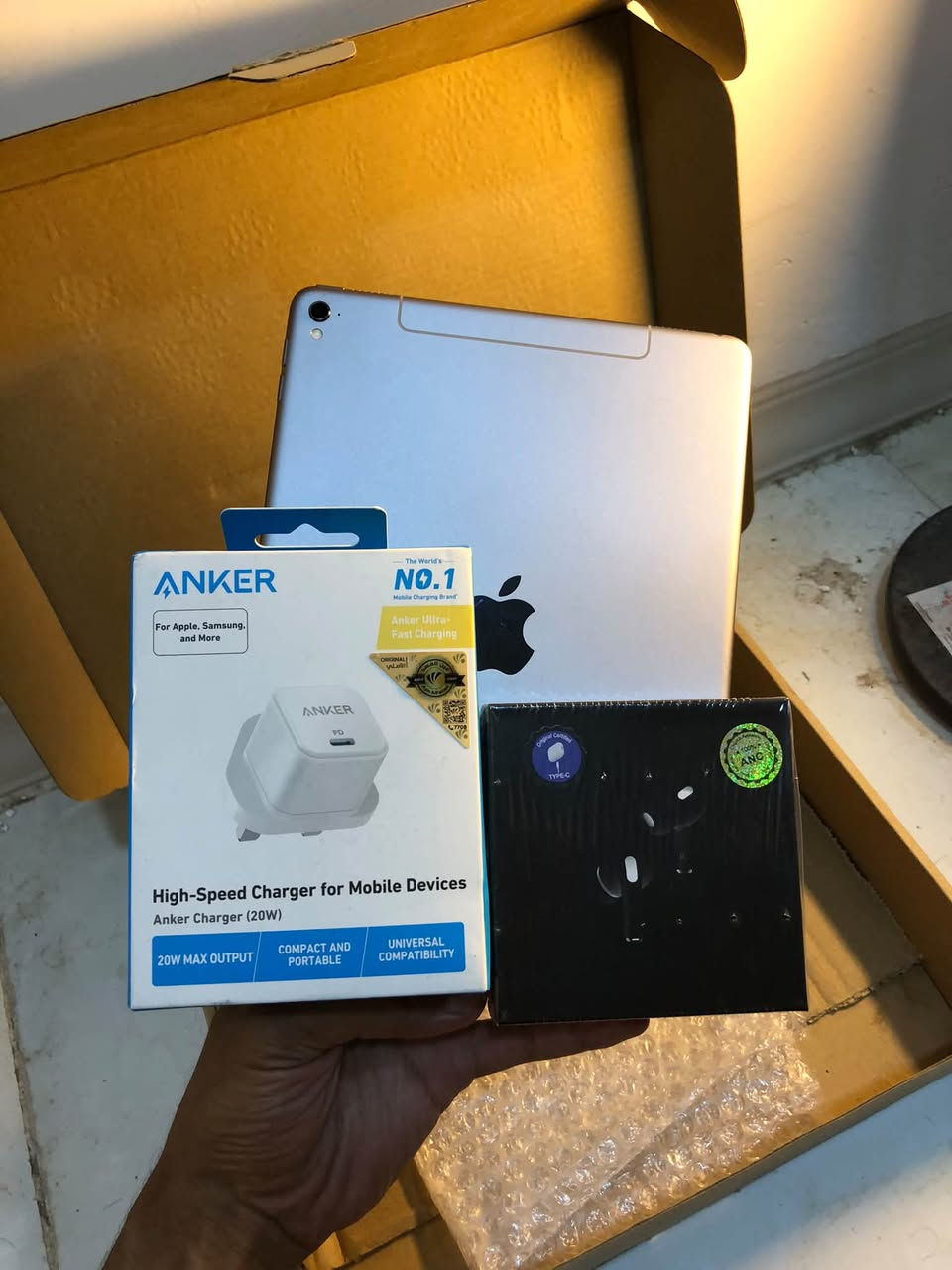 ايباد برو 10
يدعم شريحه sim card
ذاكره 128 . بطاريه 95%
اربع سماعات محيطي . يدعم lidar scanner 
يدعم : apple pencil + magic keyboard  
يشغل : 60fps & Ultra HDR & gyroscope 
تصوير video 4k
وتربروف . نظافه 100%
ملحقات : شاحن أنكر اصلي عين الفهد + سماعات airpods pro type-C
متوفر كميات مفحوص حاسبه
سعر 225 الف مع توصيل
