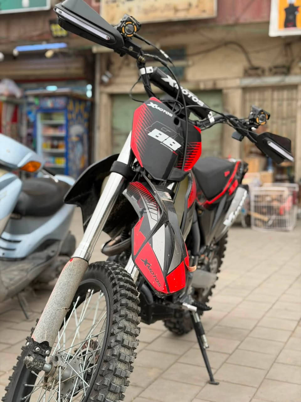 سلام عليكم للبيع دراجة X-MOTOSمكينةc300دراجة نضيفة مكينة قوية وأدائها تايرات أوف رود نضيفة مثل ما موضح بالصورة دراجة مرقمة أربيل المكان بغداد مدينة الصدر التوصل والاستفسار الرقم ***********
