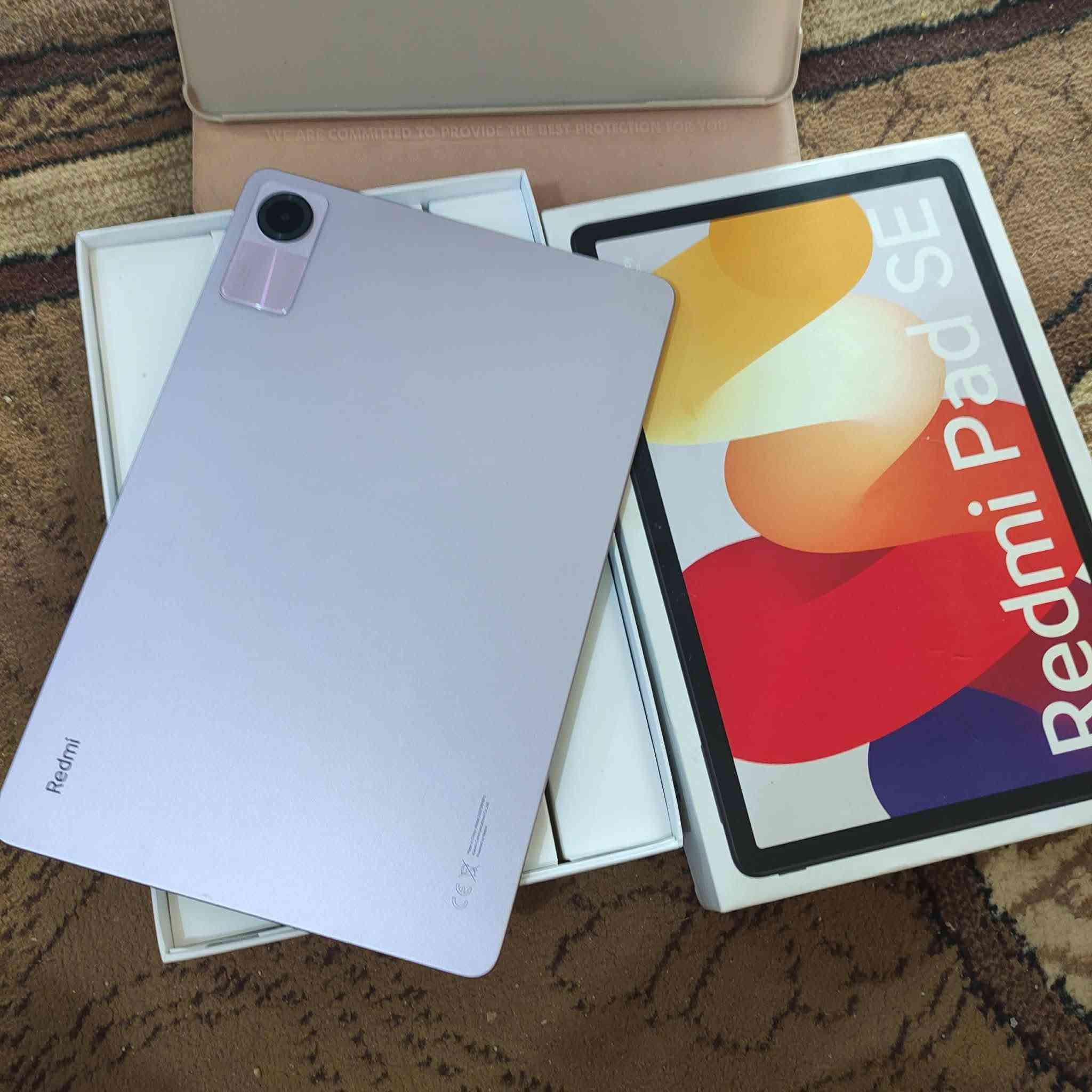 السلام عليكم  /   هذا الجهاز الظاهر في الصورة هو جهاز Redmi Pad SE من شركة شاومي. إليك المواصفات الرسمية الكاملة للتابلت: الشاشة والتصميم حجم الشاشة: 11.0 بوصة من نوع IPS LCD.الدقة: FHD+ بمقاس 1920 × 1200 بكسل وبكثافة 207 بكسل لكل بوصة.معدل التحديث: يصل إلى 90 هرتز لتجربة تصفح    Qualcomm Snapdragon 680 ثماني النواة بتكنولوجيا 6 نانومتر.ذاكرة الوصول العشوائي (RAM): تتوفر بخيارات 4 أو 6 أو 8 جيجابايت (LPDDR4X).ذاكرة التخزين: سعة 128  جيجابايت، مع دعم تركيب ذاكرة خارجية (microSD) تصل إلى 1 تيرابايت.نظام التشغيل: يأتي بنظام تشغيل Android 13 مع واجهة MIUI Pad 14.🔋 البطارية والشحن سعة البطارية: 8000 مللي أمبير وهي ضخمة تدوم طويلاً للاستخدام المكثف.سرعة الشحن: يدعم الشحن بقوة 10 واط عبر منفذ USB Type-C.📸 الكاميرات والصوتالكاميرا الخلفية: بدقة 8 ميجابكسل بفتحة عدسة f/2.0 مع ميزة التركيز التلقائي.الكاميرا الأمامية: بدقة 5 ميجابكسل بفتحة عدسة f/2.2 للمكالمات المرئية والدراسة عن بُعد.النظام الصوتي: يحتوي على 4 مكبرات صوت ستيريو (Quad Speakers) تدعم تكنولوجيا Dolby Atmos لصوت محيطي نقي. /               ***********   مكان كوفه   سعر         200
