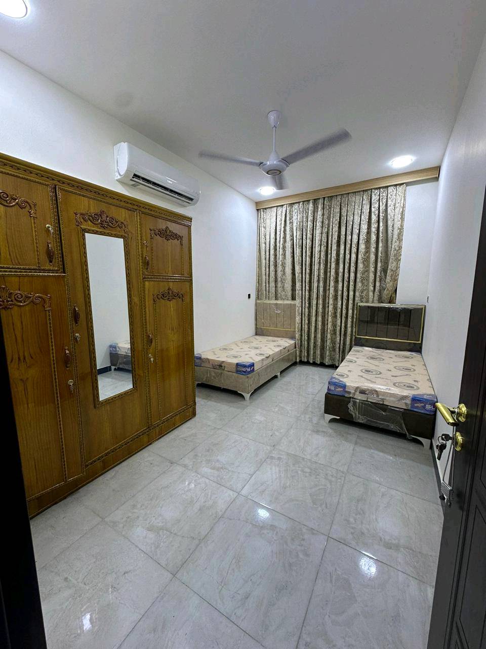 🏠 بيت للبيع في بغداد – الدورة

📍 الموقع: الدورة – خلف كلية الهادي
📐 المساحة: 100 متر
🏢 3 طوابق
🛏️ 5 غرف نوم
🚿 4 حمامات
🛋️ مؤثث بالكامل وجاهز للسكن

✨ مناسب للسكن أو الاستثمار التجاري
✨ موقع مميز وقريب من الخدمات

📱 للاستفسار والتواصل عبر واتساب فقط:
***********
