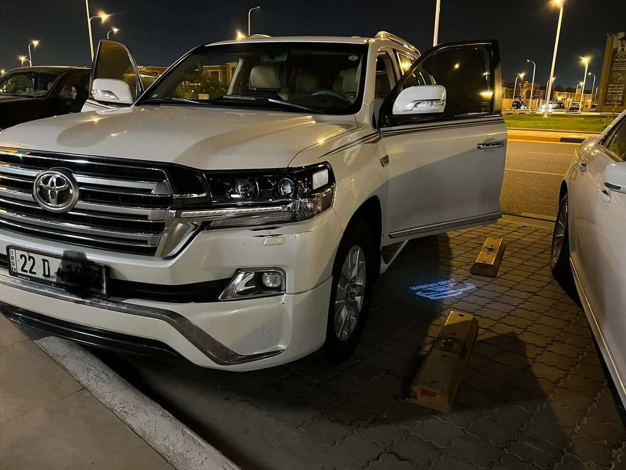 السلام عليكم لاندكروز موديل ٢٠١٧ فطيم سته سلندر كفالة عامة ما عدا بي دي ار قليل و شخط بالدعامية واضح بالصور ماشية ١٥٠ كم حقيقي رقم أربيل 
*********** مكان السيارة البصرة
