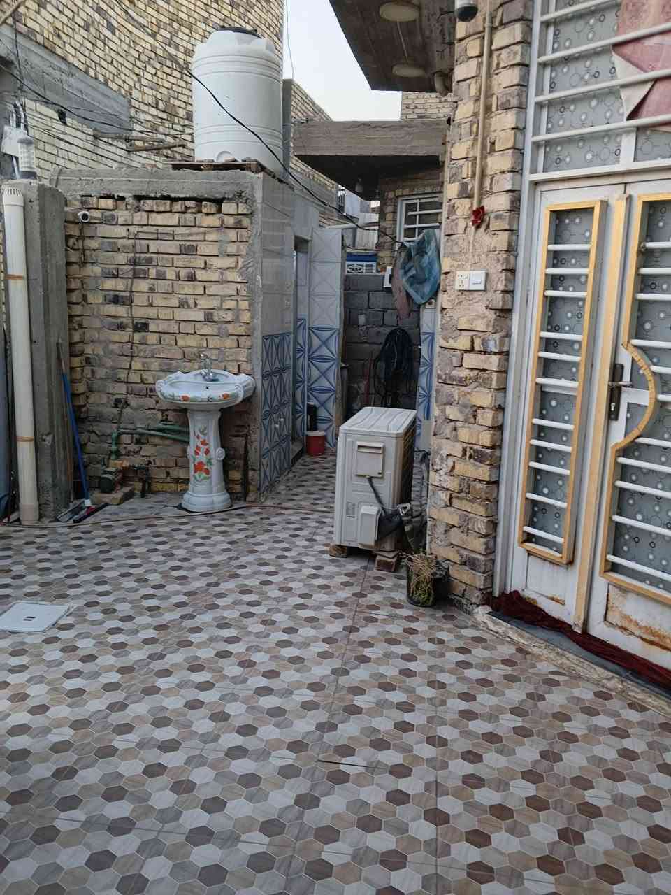 دار للبيع المساحه 180/متر طابق واحد غرفتين نوم 

حله ابو خستاوي شارع منصور بدايته موقع قريب علا شارع كربلاء خدمات كامله بناء حديث درجه اولى طابوك صب كونكريت 

وجه شارع قريب علا شارع كربلاء خدمات كامله 

يبعد عن شارع كربلاء يبعد 130/متر اقرب عرض شارع 12متر 

السعر 73وبي مجال بيع او مراوس//***********
