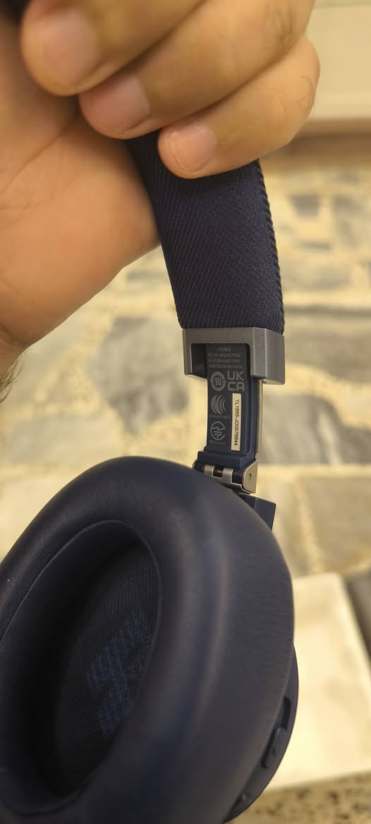 المواصفات الفنية والتكنولوجية الكاملة لسماعة JBL Live 770NC تشمل ما يلي
🎧🔇إلغاء الضوضاء التكيفي (True Adaptive ANC): يعزل ضجيج الشارع والمحيط تلقائياً دون الحاجة لضبطه يدوياً.البيئة الذكية (Smart Ambient / TalkThru): تسمح لك بسماع الأصوات المحيطة بك أو التحدث مع الآخرين بوضوح دون الحاجة لنزع السماعة.الميكروفونات: تحتوي على ميكروفونين مدمجين بتقنية متطورة لضمان نقاء صوتك أثناء المكالمات حتى في الأماكن المفتوحة.

🔋البطارية والشحنعمر البطارية (بدون عزل): يصل إلى 65 ساعة متواصلة من الاستماع.عمر البطارية (مع تشغيل العزل ANC): يصل إلى 50 ساعة.الشحن السريع: شحن لمدة 5 دقائق فقط يمنحك 4 ساعات من الاستماع، وتستغرق البطارية ساعتين لتشحن بالكامل من 🎧 جودة الصوت والأداءالمشغلات (Drivers): تأتي بمحركات 

ديناميكية بحجم 40 مم تمنحك صوت "JBL Signature Sound" الشهير مع عمق باس قوي.استجابة التردد: من 20 هرتز إلى 20 كيلو هرتز (وتصل إلى 40 كيلو هرتز عند استخدام كابل AUX الهجين).الصوت المكاني (Spatial Sound): تدعم ميزة تحويل أي محتوى ستيريو عادي إلى صوت محيطي ثلاثي الأبعاد وكأنك داخل 
السينما.0% عبر منفذ Type-C

سعر سماعه 💰165 الف انتو تعرفون اسعاره 200 فوك سماعه بعده 
بل باكيت وبيه ضمان عين فهد شوفو سعره بن منتجر آخر صورتين 

رقم هاتف *********** وتساب 
.
