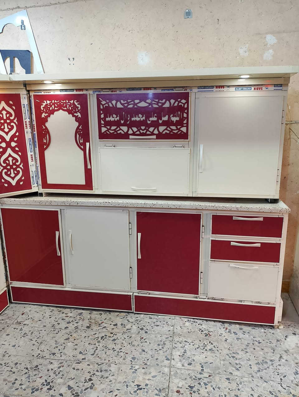 سلام عليكم كاونتر 3متر في 2 مرمر مستعمل 4 أشهر نضيف جداً 5قطع السعر 650 تصل *********** أو *********** حي العسكري العابد مقابل مستوصف
