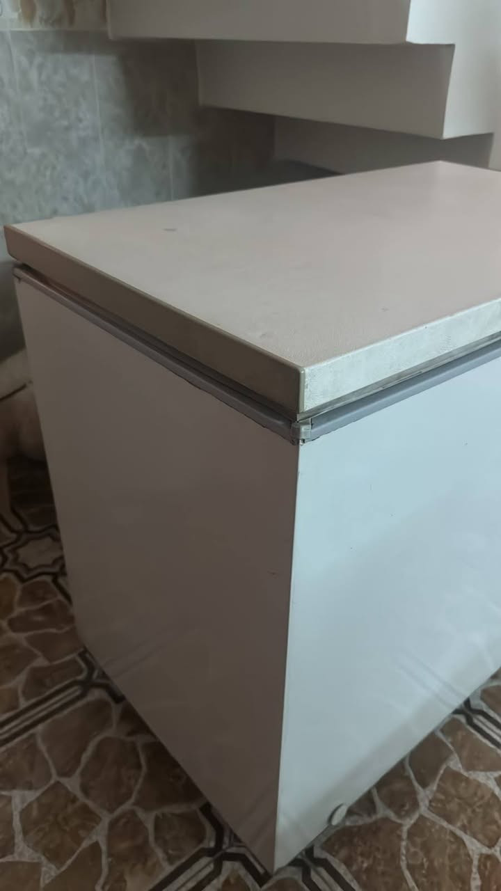 مجمدة للبيع نوع كونكورت نظيف شرط الشغال ثلج بس اوتوماتيك عاطل يشتغل بجهاز توقيت قياس واجهة 100 سم عمق 60 سم سعر 175 الي يريد يخابر على رقم ***********
