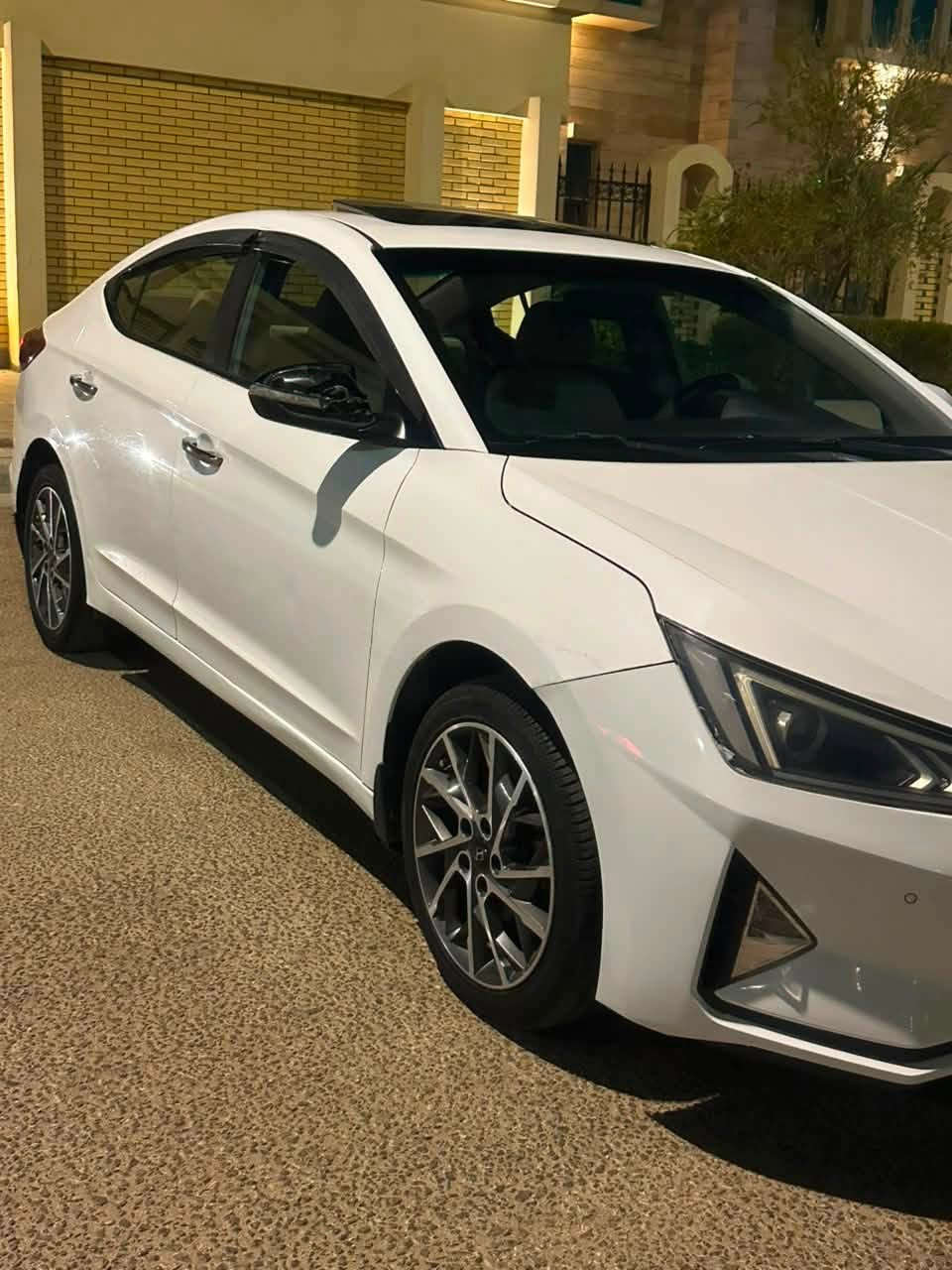 20 خليجي. فول مكفول الصبغ فقط باردمكانين. تقريبا  مطلوبه غرامات مليون ونص.
السعر 140 تنزل منه 10 ورقات مال الغرامات يبقى 130  بيه شي قليل اخوان. ***********
