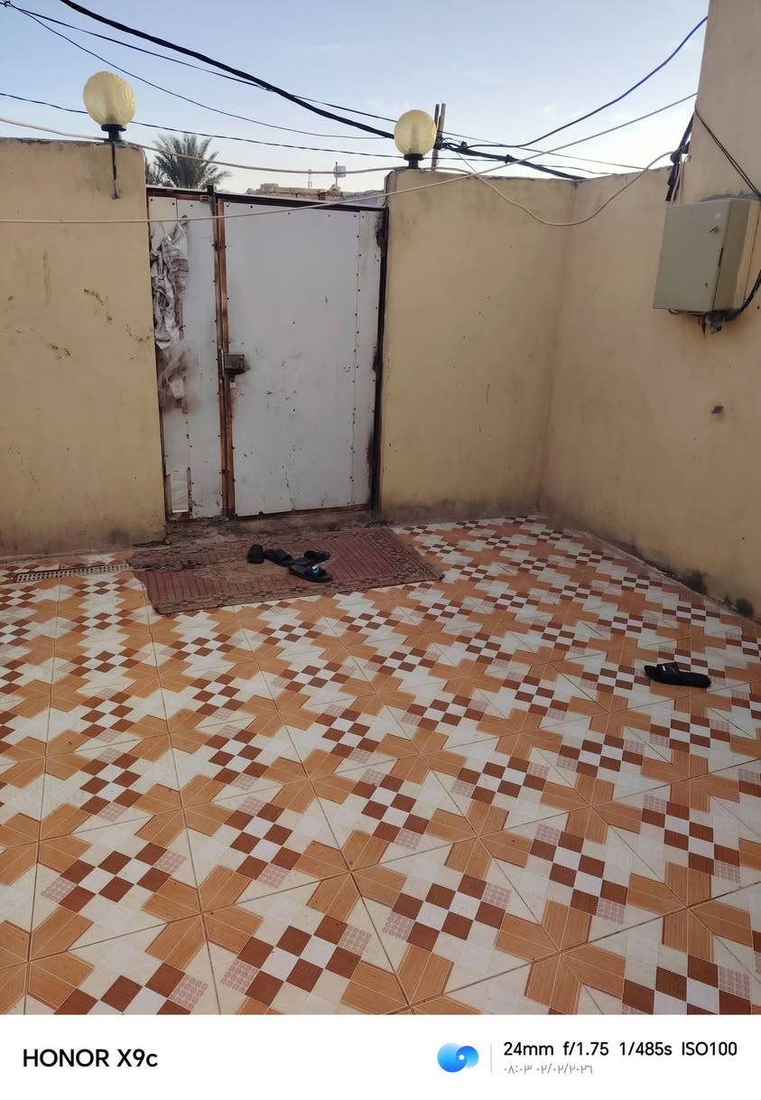 سلام عليكم بيت للبيع يتكون من غرفتين وصاله وبرأني ومجوعه صحيات مع مساحه ماتقل عن 300 متر البيت الشافعيه منطقته المعمل الغتاره الاستفسار ***********
