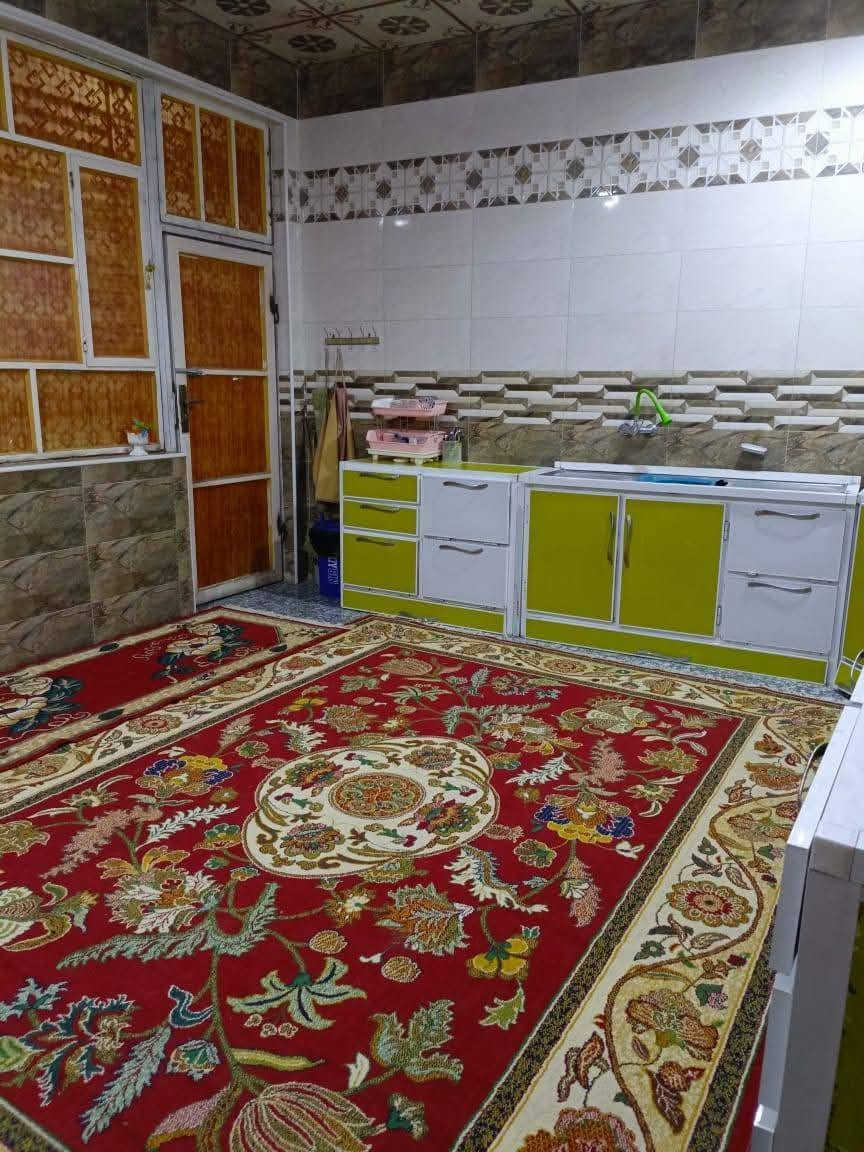 سلام عليكم بيت بحي السبل مساحه 200 طابقين البيت زراعي وبي وصل مال طابو خدمات ماء كهرباء ومجاري توهه شتغلو بيهه البيت يبعد عن الشارع الرايسي 200 متر بنزله الثانيه قرب صيدليت الرحمه البيت يتكون من ستقبال وصاله وخمس غرف وصحيات داخليه وخارجيه ومنور البيت صب كون كريت طابقين وبنيان جديد طابوك رقم صاحب البيت ‏‪***********‬‏
