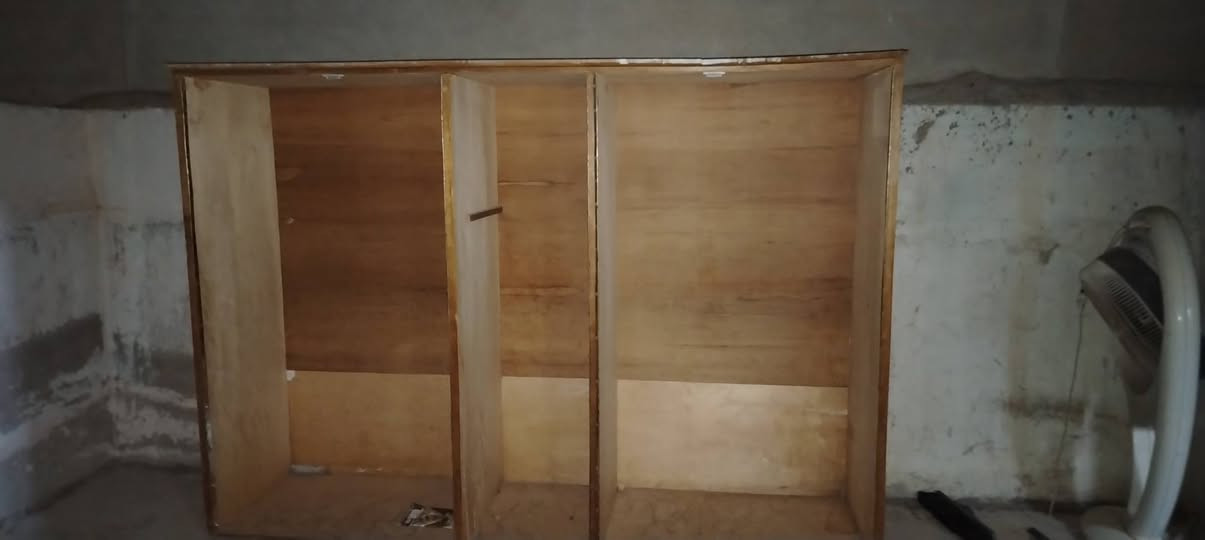 بيع مستعجل كنتور خشب ٦بوب وملحق بس البوب مامشدوده اخو الجديد ب١٠٠ بي مجال مكاني حي الجامعه ***********
