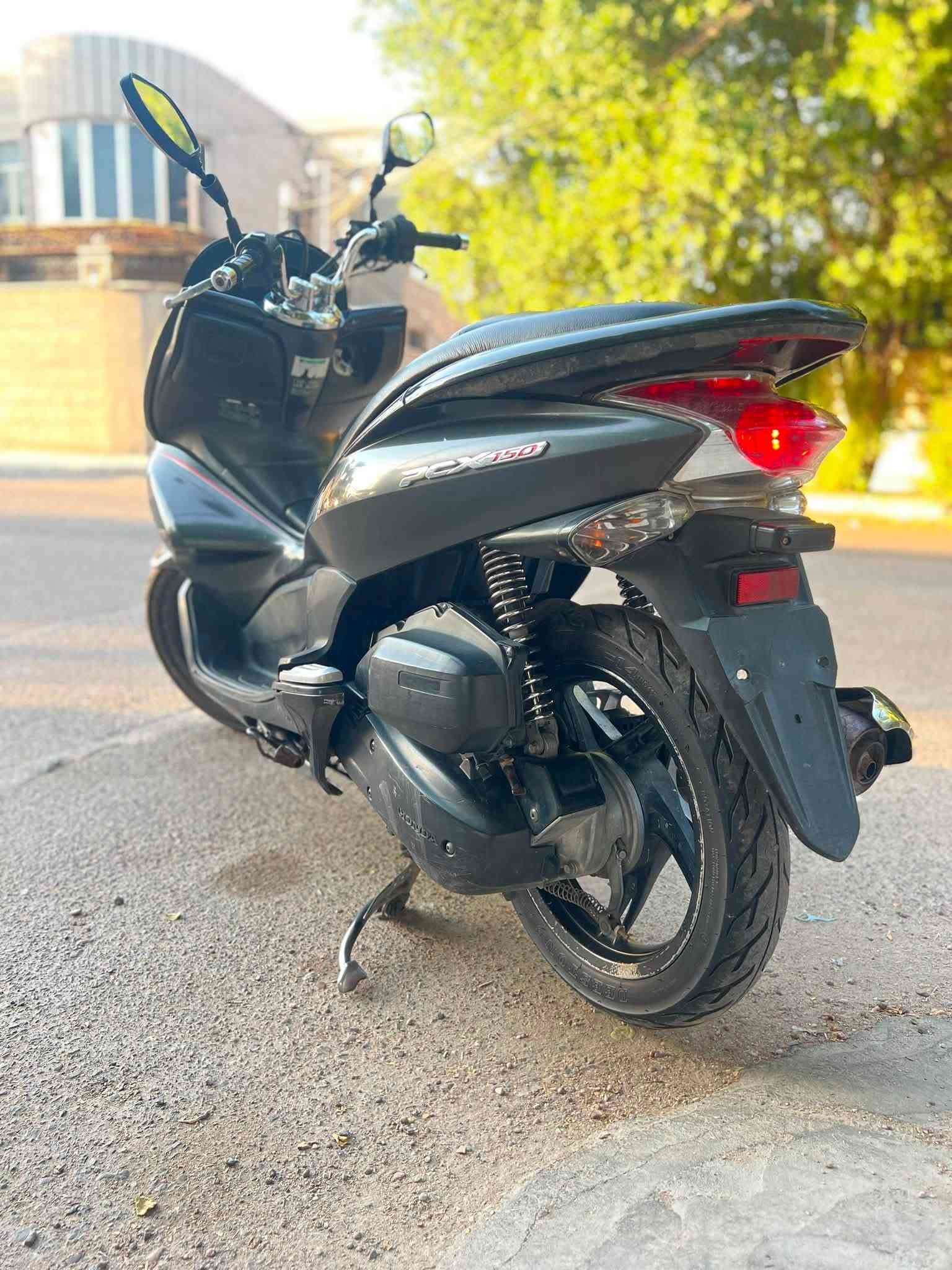 دراجه pcx  جيل اول مكينه  150
دراجه حته اوراق معرض موجوده ابو كيان بشارع الضلال 
ماشيه (28) الف 
  دراجة  كلها ابلاديه كفرات بلادي بلادي شرط النضافه دراجهة مال رمبه المديل 2016 ماخذها رمبه  يعني مو مال شارع دراجه 
حساس ازدحام سويجات ٢ الدراجه كفاله عامه الدراجه على ايدي شوفت عينك ياباني الاصليJF جديده مكاني 
بغداد  المنصور    السعر ١٤٥٠ وبيه مجال قليل 
اي استفسار 
***********
