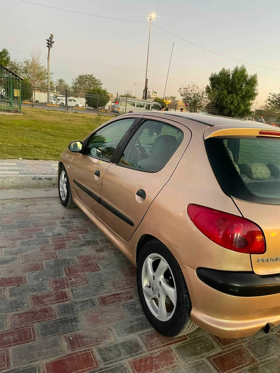 السلام عليكم
بيجو 206 موديل 2004
 رقم بغداد مشروع وطني مصبوغه عام للجماليه
السياره اكو خلل بل كير مالتها يرجع نمره 
اني مبدللها صدر وحداديه امامي خلفي وعبوه مال فيت بم بلكات نوزلات كلهن جدد 
السعر28 
مكانها كربلاء 
***********
