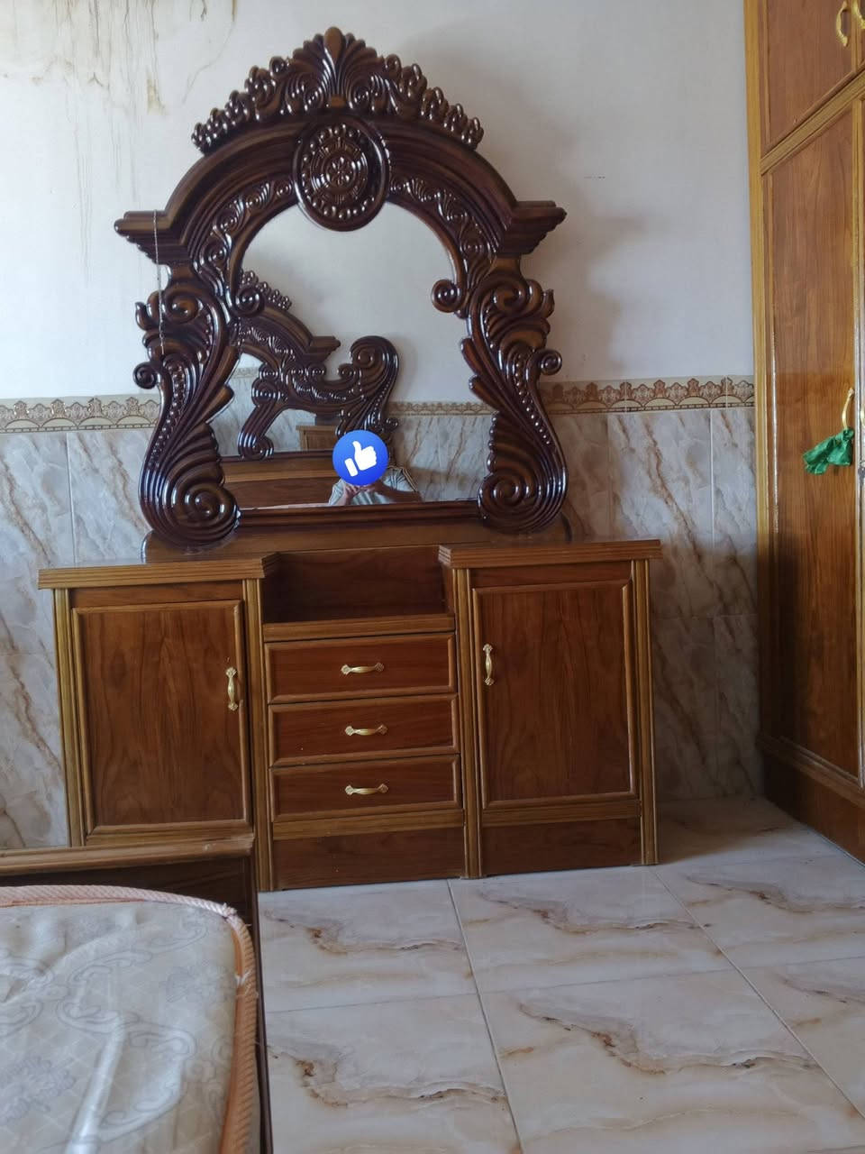 السلام عليكم ورحمة الله وبركاته مكلف بالنشر غرفه خشاب للبيع طبعن الغرفه نجاره مو سوكي والغرفه نضيفه فول رقم صاحب الغرفه ***********

