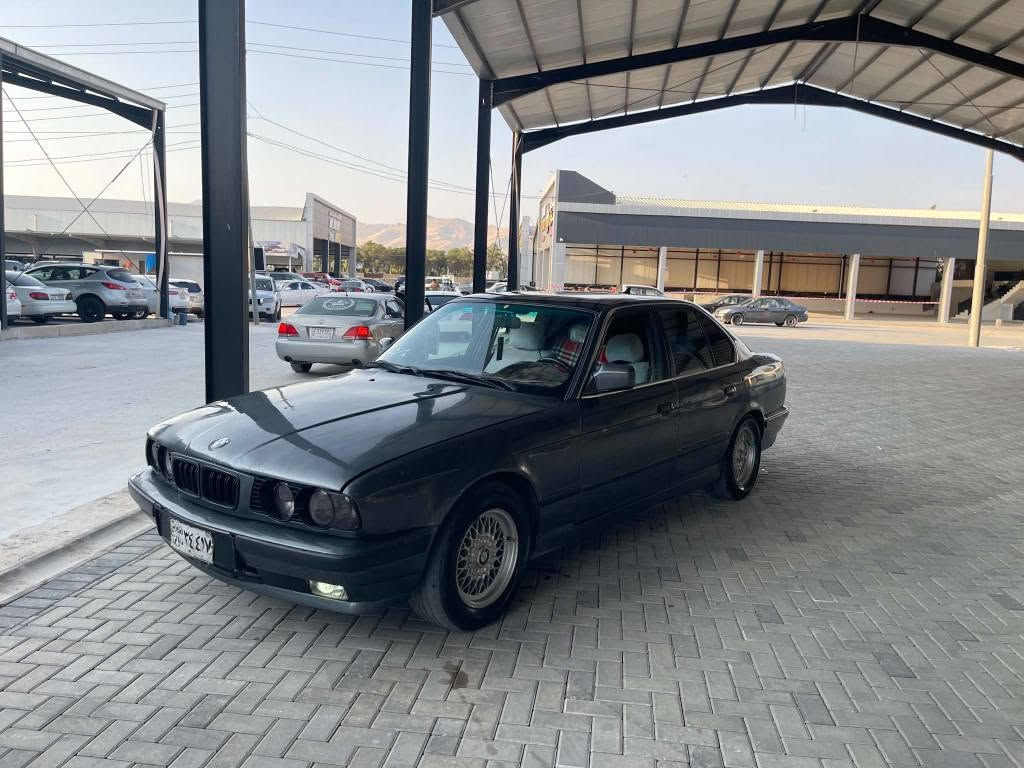 🌹بەناوی خوای گەورەو میهرەبان 🌹      
BMW
مۆدێل 1991                ***********
ئاڕمی پلاستیکی هەولێر ئاڕم و ئەوەلیات و موس و بڕاوە بەشەرت  گێڕو مەکینەو ئەکسلی بەشەرت  چوارتایەو ویلی  لۆکی لەژێرە 
دوجام کارەبا وپێش پان و سڵاید پێش و دواو شان و سەقفی چەکوشی پێوە نیە  لایت زینۆن وبلاجگتۆر  
سعری 23گەڵاو معامەلە ناونیشان سلێمانی 
ژ . م   ***********           *********** السليمانية, العراق

