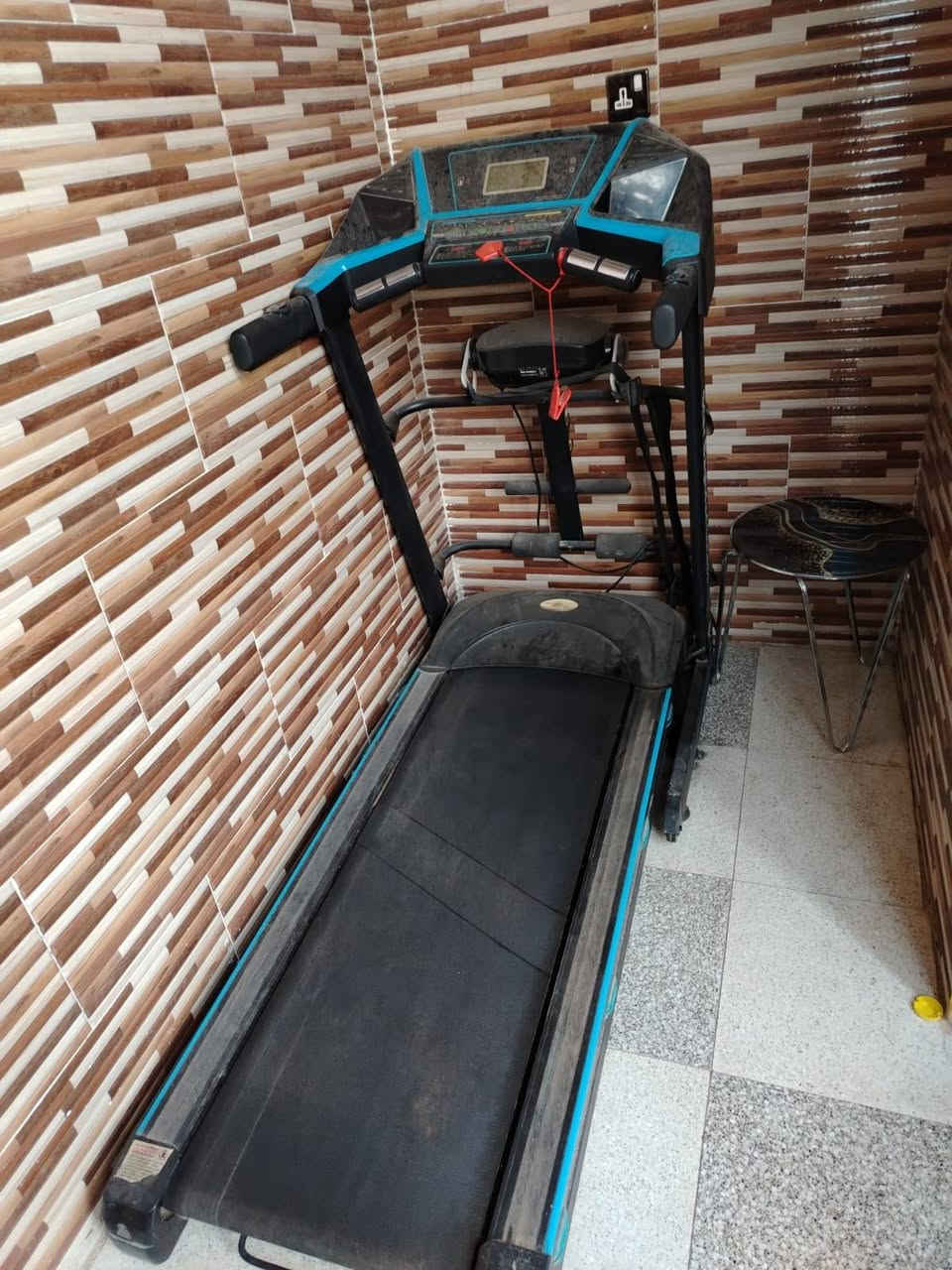 جهاز جري جديد ونظيف استخدام كلش قليل مواصفاته دبل ماطور جهاز اهتزاز الخواصر والارداف نظام جبلي يتحمل وزن 160 كغ توقف ذاتي في حال الانزلاق سماعات خارجة بلوتوث السعر 300 العنوان ميسان ابو رمانة للاستفسار ***********
