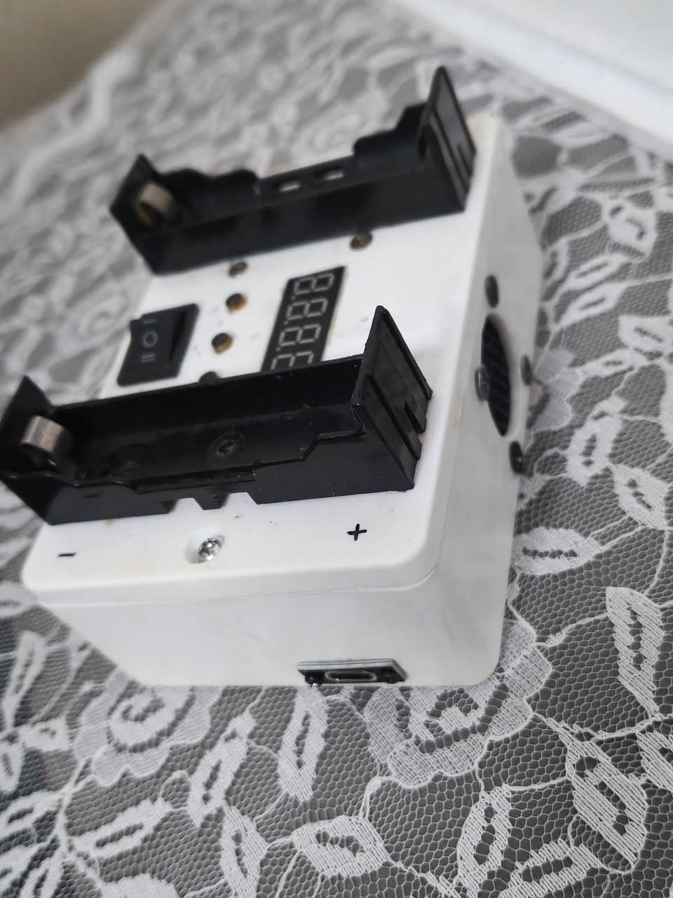 🔋 شاحن / مفرغ بطاريات مزدوج للبيع 🔋
للبيع شاحن /مفرغ بطاريات عملي ومجهز بشحن بطاريتين، مع شاشة رقمية ومؤشرات تشغيل.
• شحن بطاريتين بنفس الوقت
• شاشة رقمية واضحة
• مفتاح تشغيل/إيقاف
• تصميم ثابت وقوي
• الجهاز يعمل وجاهز للاستخدام
يعمل على منفرد Type _C
💵 السعر: [25الف]
📩 للتواصل والاستفسار راسلني خاص او على واتساب.***********
