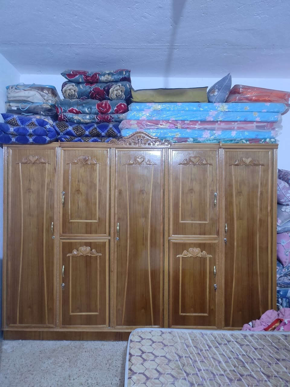 سلام عليكم غرفه البيع نضيفه حيل السعر 850وبيه مجال***********
