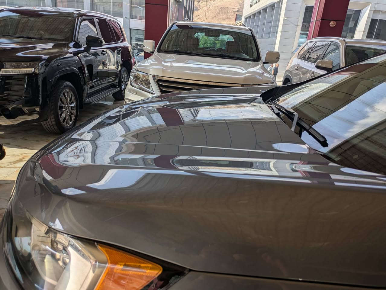 المحرك: 4 سلندر EcoBoost 20 توربو.
نيظام الدفع: AWD 
​الشاشة الترفيهية: شاشة عمودية تعمل بنظام SYNC 4A.
​الاتصال: دعم لاسلكي لنظامي Apple CarPlay و Android Auto.
​المقاعد: قماشية مريحة مع إمكانية تعديل مقعد السائق يدويًا أو كهربائيًا
​نظام التحذير من التصادم الأمامي مع الفرملة التلقائية في الطوارئ.
​نظام الحفاظ على المسار والتحذير عند الخروج منه.
​نظام مراقبة النقطة العمياء (BLIS) والتنبيه لحركة المرور الخلفية.
​كاميرا رؤية خلفية وحساسات ركن خلفية.
​الإضاءة: مصابيح أمامية وخلفية تعمل بتقنية LED.
​المرايا: مرايا جانبية كهربائية .
سيارة بدون ارباك بها جاملغ امامي و باب خلف سائق مبدل بلادى . هلال جاملغ خلفي صبخ موضح بالصور . بند و سقف شويه حالوب خفيف . صفحات سيارة بدون حالوب نهائيا . سيارة بدون رقم تترقم محافظات الاقليم . سيارة موجودة بدهوك . 
سعر 155 
رقم شاصي 
2FMPK4G93RBA58020
رقم موبايل ***********
