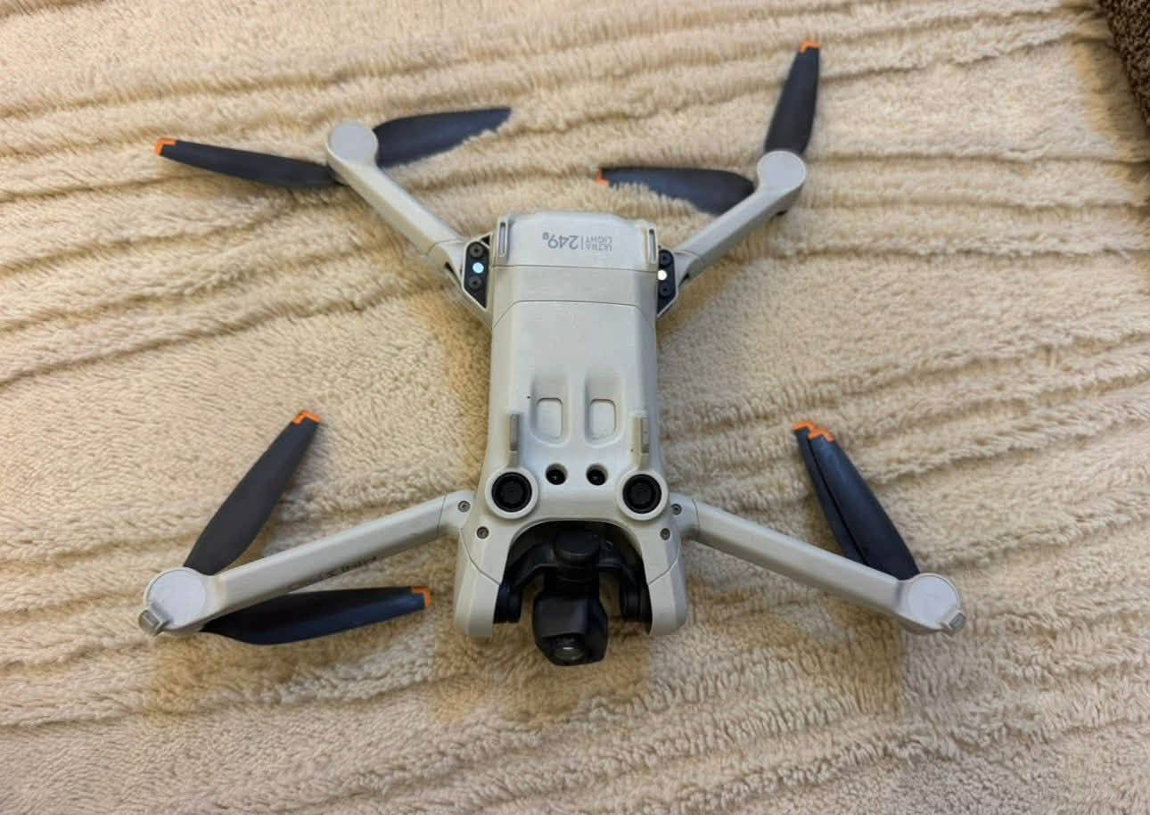 السلام عليكم 
درون للبيع DJI MINI 3 PRO
نظيف كلش نظافته 90% 
صيانة فقط لجناح واحد 
النقص الوحيد كڤر الكاميرا ضايع 
موجودة الكارتونه وجميع الملحقات 
للتواصل 
***********
