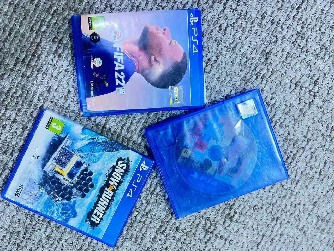 السلام عليكم PS4سلم ذاكره500كامل ملحقات مع جويستكات3واقراص3جهاز نضيف وجديد سعره250 مكاني البصره***********
