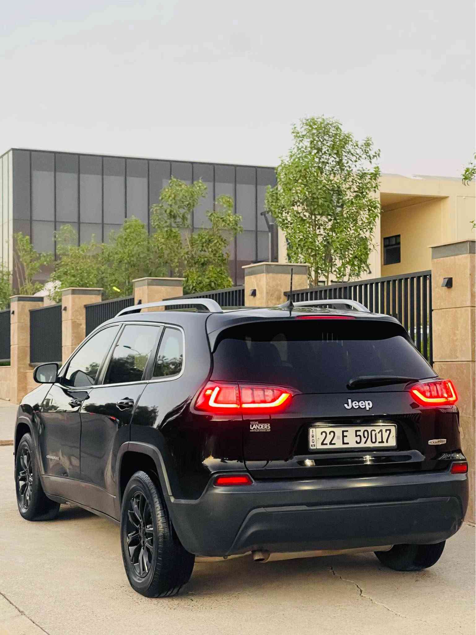 سعر 88$شوين سليمانى 
جيب چيروكى 2019 
پينج پارچه بؤ ياغ گيرومه كينه به شه رت 
سه نه وى تازه يه تحويل و غرامه به شه رت 
Watsap ***********
Vaibar *********** السليمانية, العراق
