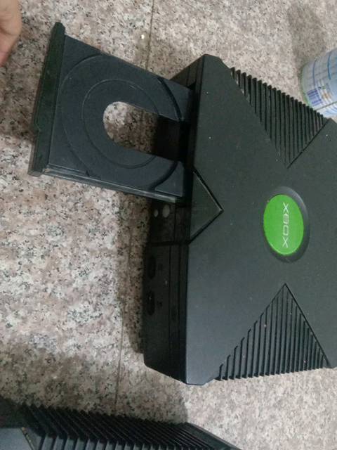 XBOX  للبيع مستخدمات الواحد ب 20 الف مع غراضه يده واحده