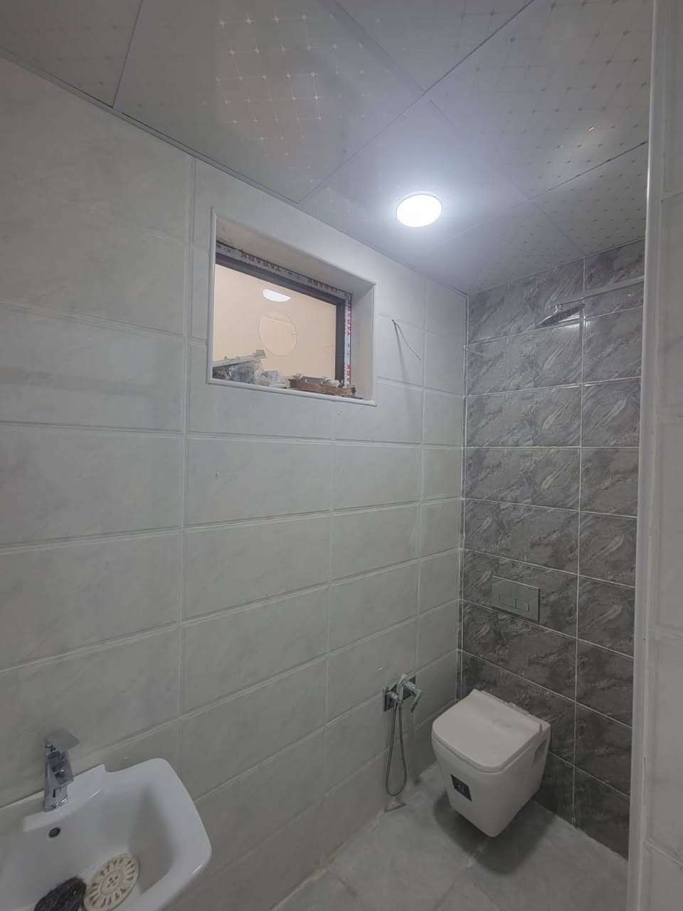#تونات_للبيع 
موقع راقي ومميز
مساحة كل دار 80م 
الواجهة 4×20 نزال
بناء سنة 2026من الاساس شغل درجة أولى 
يحتوي على :-
صالة ومطبخ +خدمات صحية عدد2 وغرف نوم عدد3
الموقع الغزالية  شارع مدير الامن  مربع الصديق ثاني بيت عن شارع مدير الامن الرئيسي
 للاستفسار اكثر الاتصال ع 
***********
#عقارات_المنصور #عقارات_بغداد #عقارات_الغزالية #شارع_الغزالية_العام #شارع_مديرالامن #عقارات_حي_الجامعة #عقارات_اليرموك #عقارات_الاعضمية
