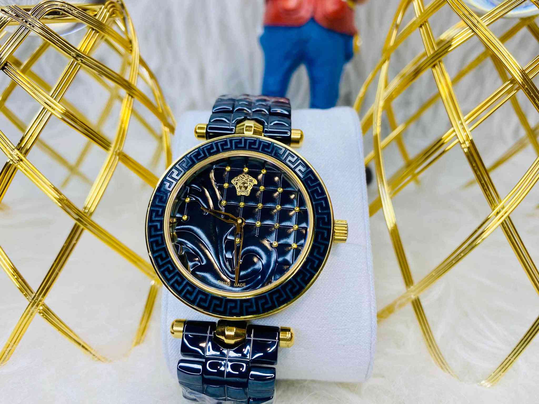 🖤✨ VERSACE | فخامة تليق بذوقك ✨🖤
⌚ Unisex – للرجال والنساء
📏 قطر 40mm | سير Ceramic أسود
✨ مينا أسود منقوش ومطعّم بالذهبي
💎 زجاج Sapphire | Bezel سيراميك
🔩 Stainless Steel مطعّم بالسيراميك
💧 مقاومة للماء 30 متر
🔒 قفل Butterfly

🔥 تصميم فاخر ومميز جدًا باليد… التفاصيل هي اللي تحچي عن الساعة.

📲 للطلب والاستفسار:
واتساب / ماسنجر
***********

📩 راسلنا الآن لمعرفة السعر والتفاصيل.@highlight

نص مكتوب في الصور:
- ساعة Versace الخزفية – تحفة فنية تتجاوز الزمن، محفورة بالذهب والتقنية السويسرية دقة سويسرية فائقة، محفورة بدقة متناهية علامة Medusa الذهبية الأيقونية عند الساعة 12 نقش فني متموج بدقة متناهية إطار Greek Key الكلاسيكي المحفور كريستال ياقوت مقاوم للخدش متانة الخزف الأسود المصقول وفخامة الذهب آلية حركة سويسرية فائقة الدقة Versace – الإرث الإيطالي، الدقة السويسرية أناقة خالدة في كل تفصيل اكتشف المجموعة الكاملة في متاجرنا المعتمدة www.versace.com