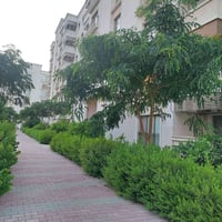 تتوفر شقه للبيع من المالك في مجمع  اليمامه السكني طابق ارضيه ركنيه سكش...