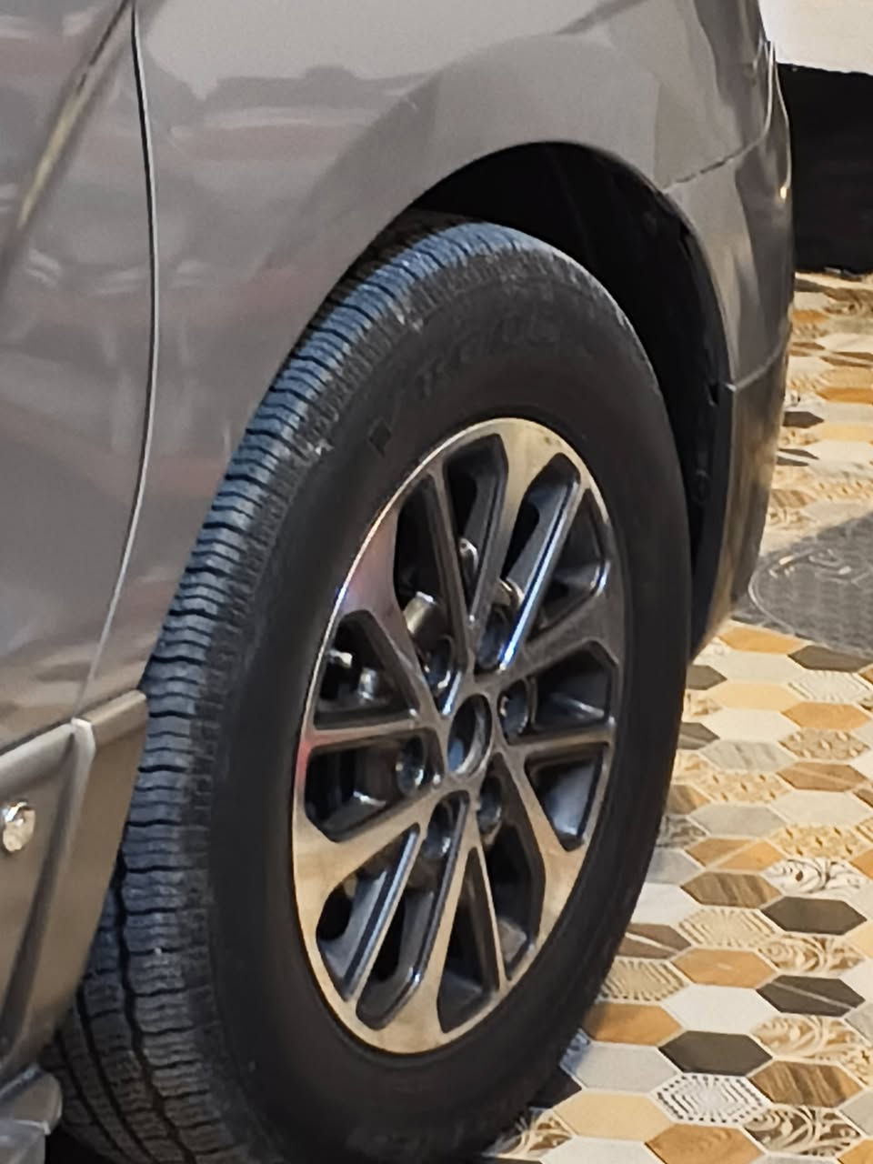 يوجد درع خلفي وويل في اي في 16مع تخم تاير جديد وحجل ودوسات للبيع الاستفسار الاتصال على ***********
