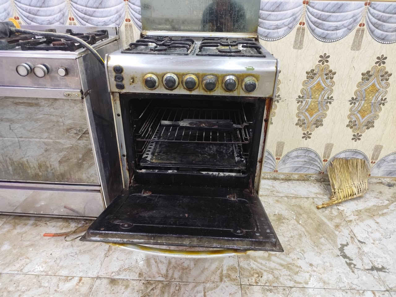 طباخ 4 عيون شغال للبيع السعر 40 الف قفل رقمي ***********
