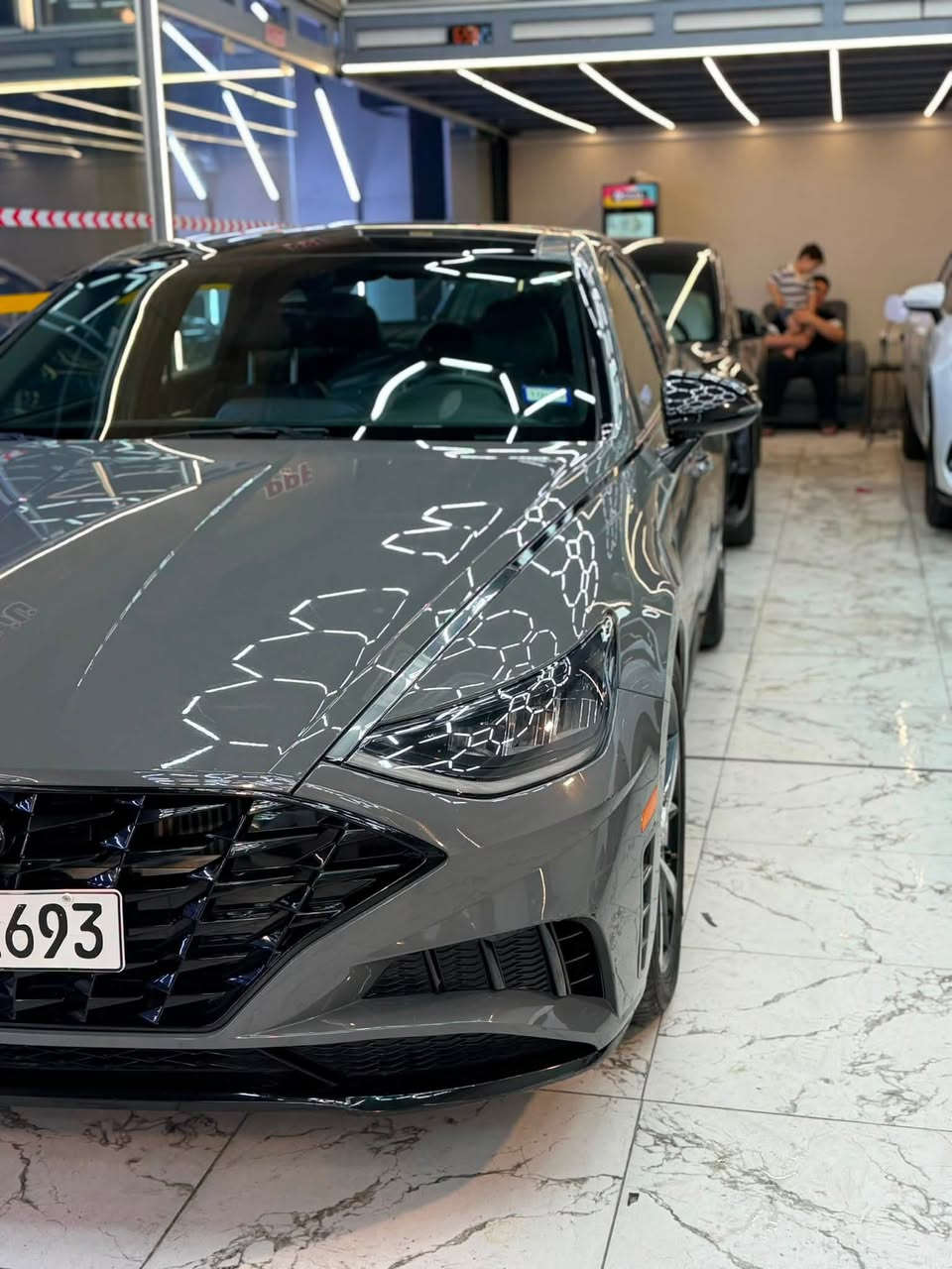 للبيع: هونداي سوناتا 2021 (SEL Plus) 🚗✨
• اللون: رمادي إسمنتي مميز (Hampton Gray)
• المحرك: 1.6 تيربو أداء قوي واقتصادي جداً
السعر: ١٦٨ $
• المواصفات:
 بصمة تشغيل ودخول ذكي + تشغيل عن بعد
 شبك أمامي ومرايا وسقف بلون أسود بيانو (Gloss Black)
 إضاءة نهارية LED ممتدة
 شاشة كبيرة + كاميرا خلفية + شاحن لاسلكي
 نظام تحديد المسار ورادارات وباقة أمان متكاملة
 كشنات جلد مع مخمل وتدفئة بالكشنات
رقم اللوحه/ اربيل 
العنوان /بغداد /العامريه

للتواصل واتساب 
***********
