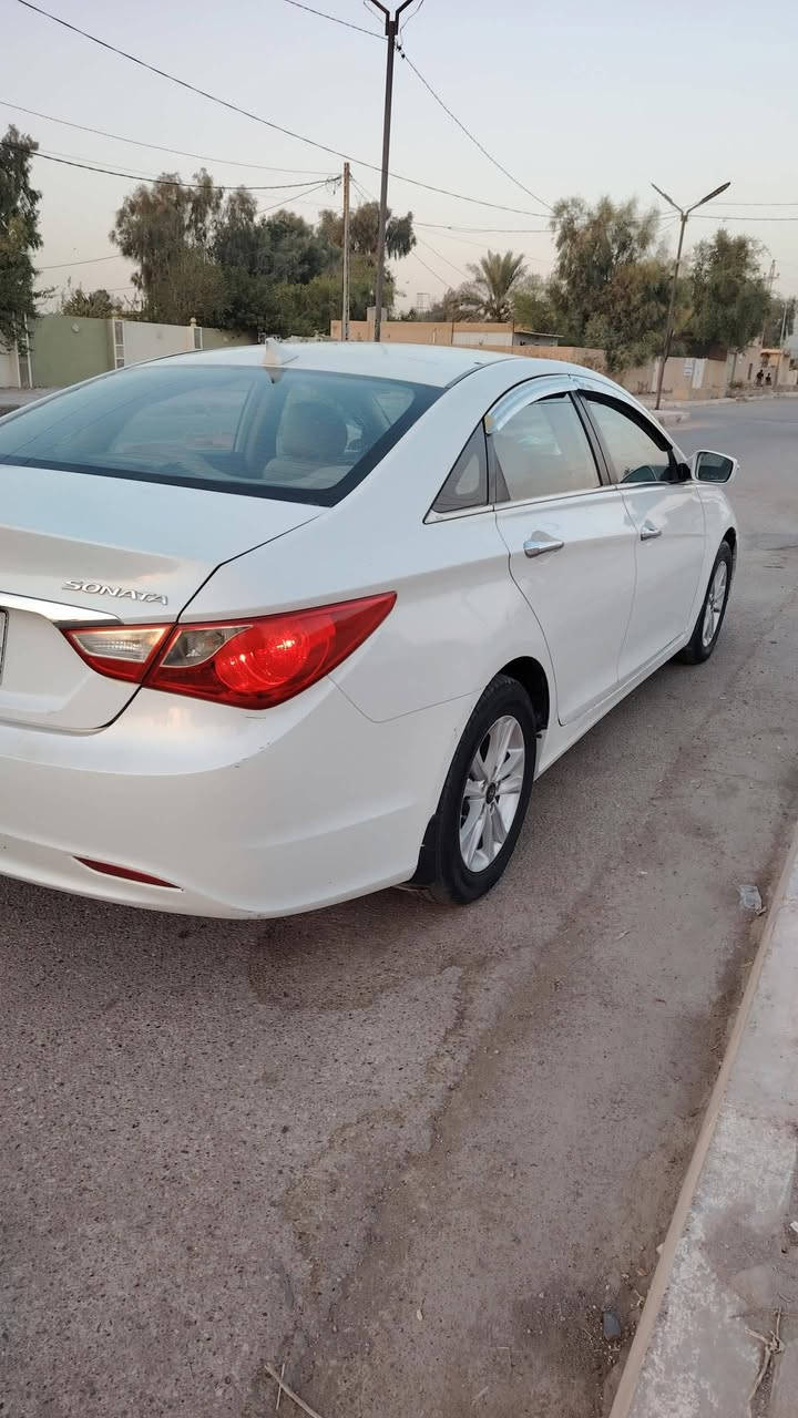 سلام عليكم سوناتا مضلع خليجي مكفوله مكينه دوش 2400 
رقم بغداد دولي  كله جديد سياره مري شفط اشاره بلمري نضام يكوي  كير محرك مكفول  السعر 115  او مراوس بوباما  او جارجر حسب القناعه. العنوان ديالى التصال ب ***********
