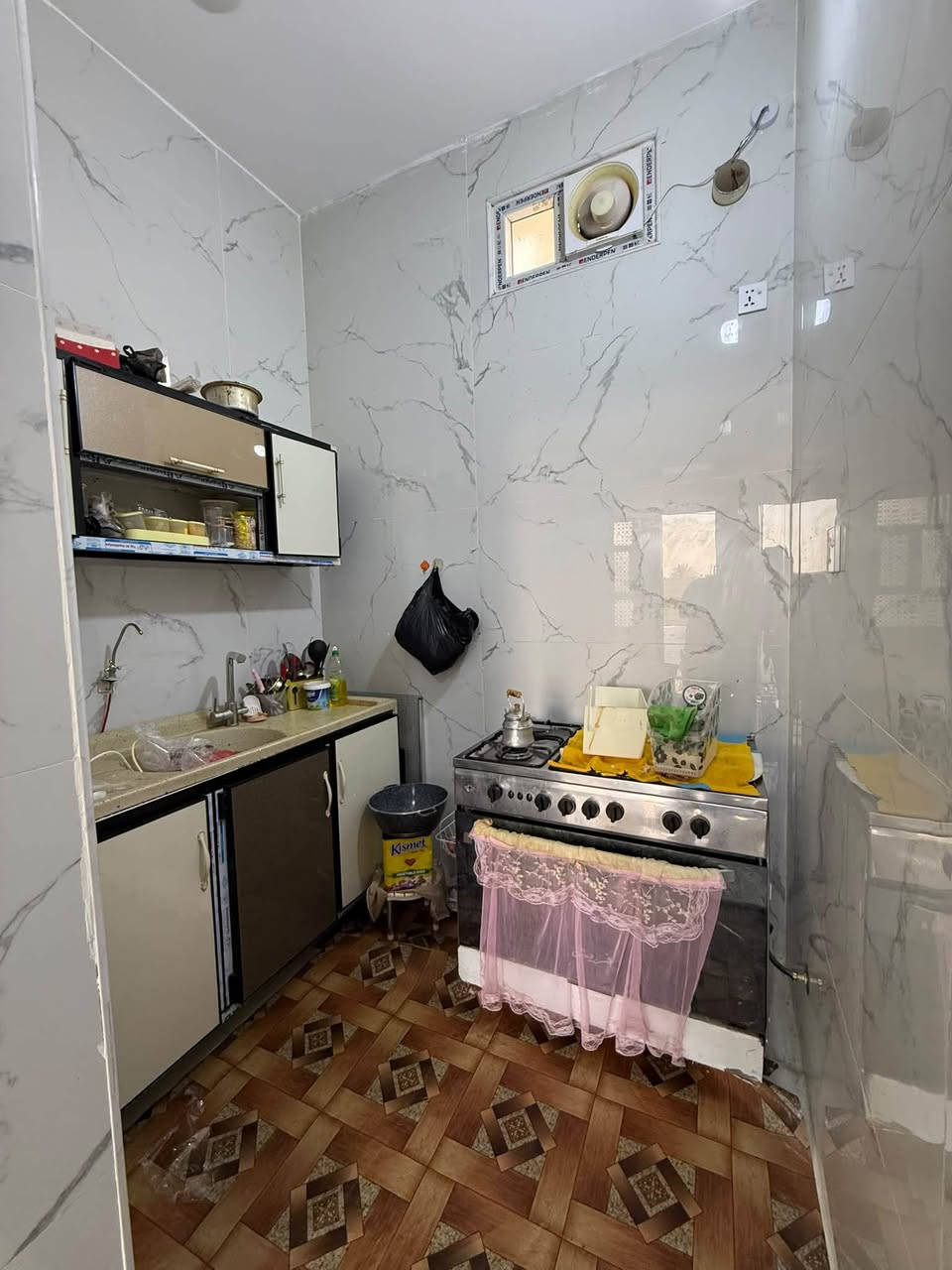 للبيع دار سكني🏘️
مساحة📐 ٢١٨ م٢  
مكانة📍 بالزكندري  خلف المدرسة 
خدمات ماء 💦 كهرباء⚡️ تبليط🚧 
تحويل مباشر✅ وضمان ١٠٠/١٠٠✅
يحتوي على غرفتين نوم🛏️ ومطبخ🧑‍🍳 حار وبارد وصالة 💙 واستقبال 🤍 وصحيات🚾 داخلية وخارجية  وممرات عدد٢ 🚧 وطارمة واسعة وحديقة🌾🌺🌸
بناء حديث🏠 مايقارب ٦ اشهر  الصور داخل المنشور  👇👇 
 سعره  حلو  وشتريد ارقامي موجودة وبخدمتك اتصل واسال بالي يعجبك بدون تعليقات 💙
للاستفسار اكثر مراجعة مكتب عقارات الاخوين او الاتصال 📞 
***********
*********** 
بابل/ الحمزة الغربي ع / شارع المواكب/ مقابل العمارة الحمراء❤️
