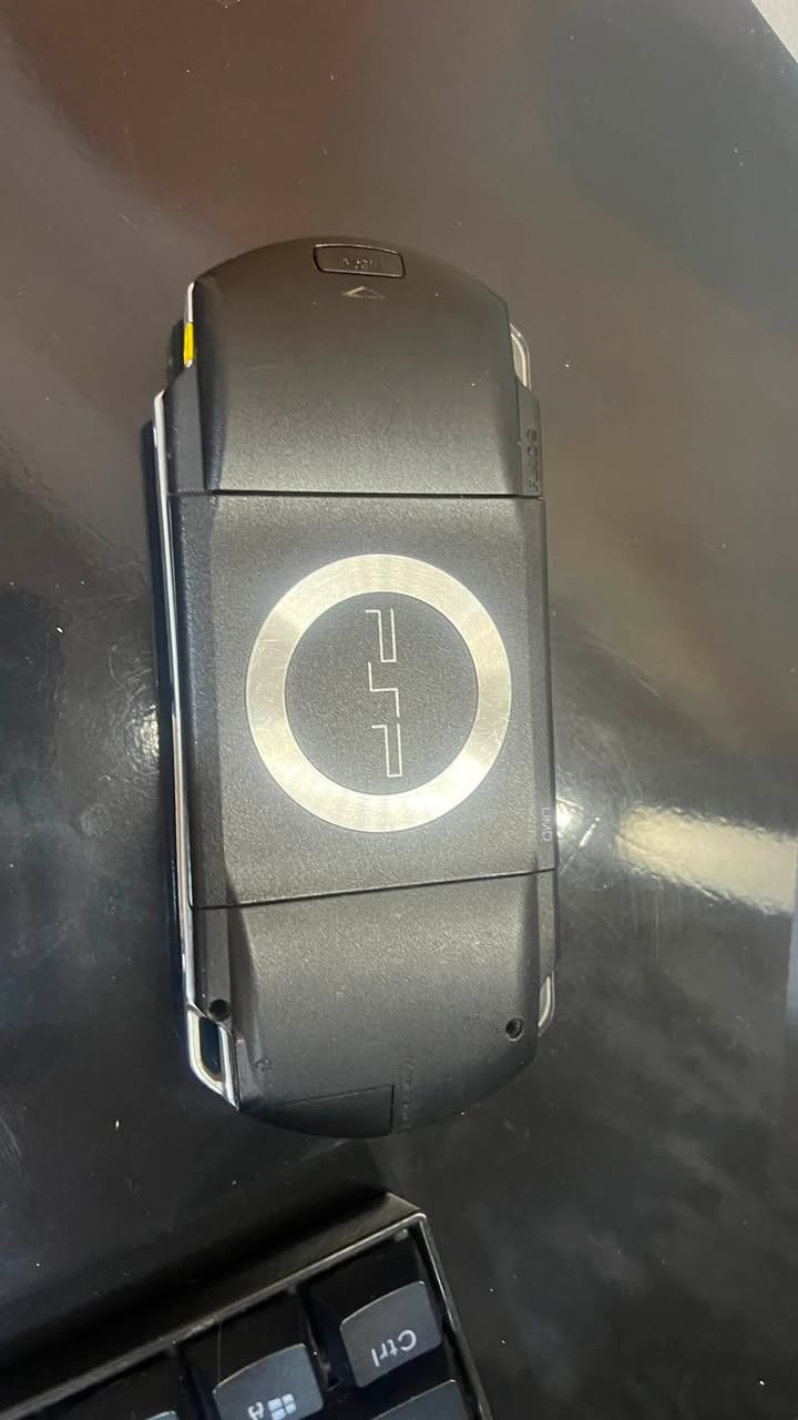 السلام عليكم 
Sony PSP
للبيع جهاز نظيف جدا شغال مابي اي خلل رام 8GB. مع بطارية بدون شاحنه فقط جهاز وبطارية سعر 110 الف للتواصل واتساب 
***********
