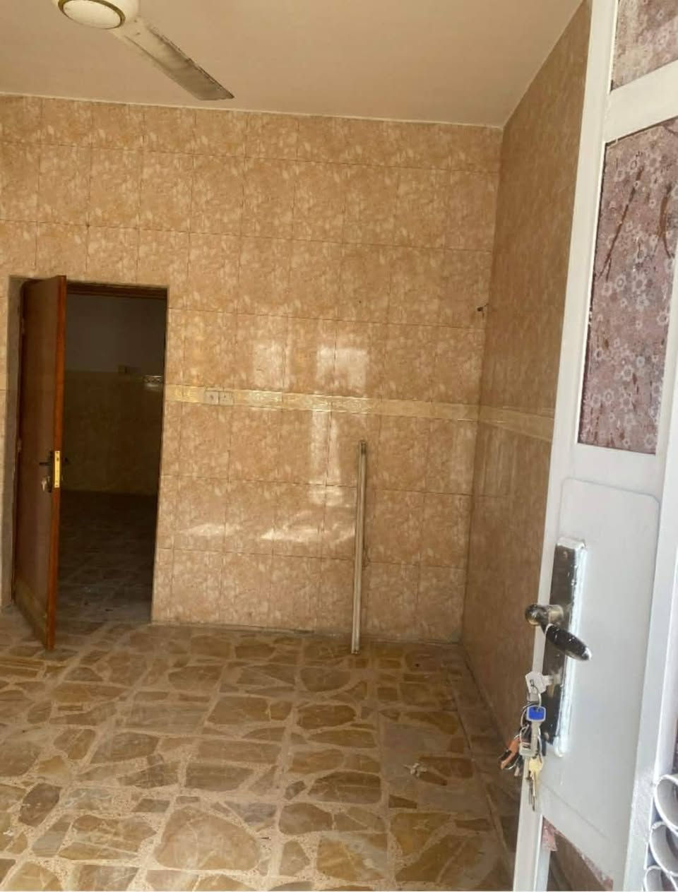 بسم الله توكلنا على الله
بيت للبيع      ركن زراعي   سند  ٢٥   حق التصرف
بدايه دوانم دور النفط  يبعد الف متر على بيوت النفط موضح  بالفيديو 
 المساحه ١٠٥ متر بيت مربع  ركن على فرعين 
مكانه مرتب والجيران بعد ارتب يحتوي الطابق الاول على استقبال ومطبخ  وصاله  وغرفه وصحيات والطابق الثاني صاله وغرفتين عوزهم فقط سقف  البيت عكاده بس شغل يخبل ونضيف وتجي وتشوفه السعر 100قفل

الاتصال على رقم ***********
