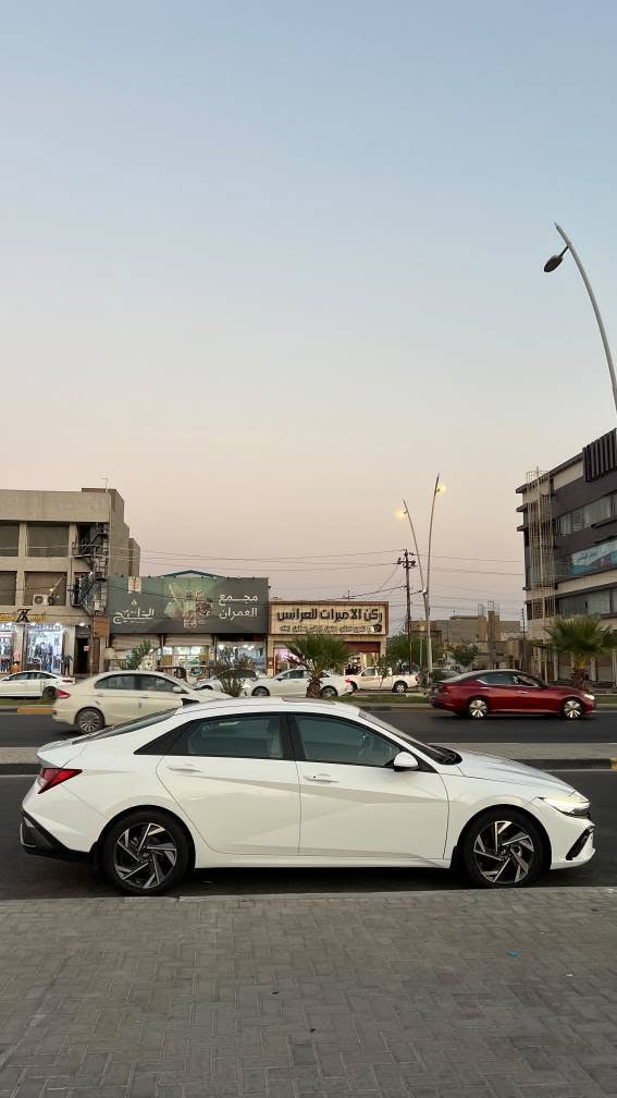سلام عليكم 
النترا وارد امريكي موديل 24 حره رقم بغداد مشروع وطني السياره بااسمي تحويل ثاني يوم
السياره فول مواصفات وحادثها بنيد وجاملق صفحه اليمين ومبدلات ابلادي  وبيها بارد بجاملق بصفحه اليسار

ماشيه 49 

المواصفات:

• محرك ٢٠٠٠ سي سي، ٤ سلندر
• قير أوتوماتيك 
• فتحه شباك
• دفع أمامي
• تبريدثلاجه
• طخم تاير جديد
• دوشمه كنشات وارضيه اصليه
• نظام مانع انغلاق الفرامل
• نظام الثبات الإلكتروني
• نظام التحكم بالجر
• مساعد صعود المرتفعات
• كاميرا خلفية
• شاشة كبيرة ١٠٫٢٥ إنج
• تشغيل أبل كار بلاي
• تشغيل أندرويد أوتو
• بلوتوث
• نظام صوتي بست سماعات
• منافذ يو إس بي
• تحكم صوتي 
• مثبت سرعة
• سكان متعدد الاتجاهات
• دخول ذكي 
• تشغيل زر
• تكييف أوتوماتيك
• تحكم منفصل للتكييف
• مرايا كهربائية
• مرايا مدفأة
• شبابيك كهربائية
• مقاعد قماش
• مقاعد خلفية قابلة للطي
• منفذ يو إس بي خلفي
• تحذير النقطة العمياء
• تحذير حركة المرور الخلفية
• المحافظة على المسار
• تحذير مغادرة المسار
• تحذير الاصطدام الأمامي
• فرملة طوارئ أوتوماتيكية
• تنبيه انتباه السائق
• مراقبة ضغط الإطارات
• وسائد هوائية متعددة
• نظام منع تشغيل السيارة
• نظام إنذار ضد السرقة
• وتشغيل عن بعد 

بعد مواصفاته معروفه 
سياره جديده للاستفسار ع الرقم ***********  بيه واتساب 

السعر 157 وبيها مجال كلش قليل البصرة, العراق
