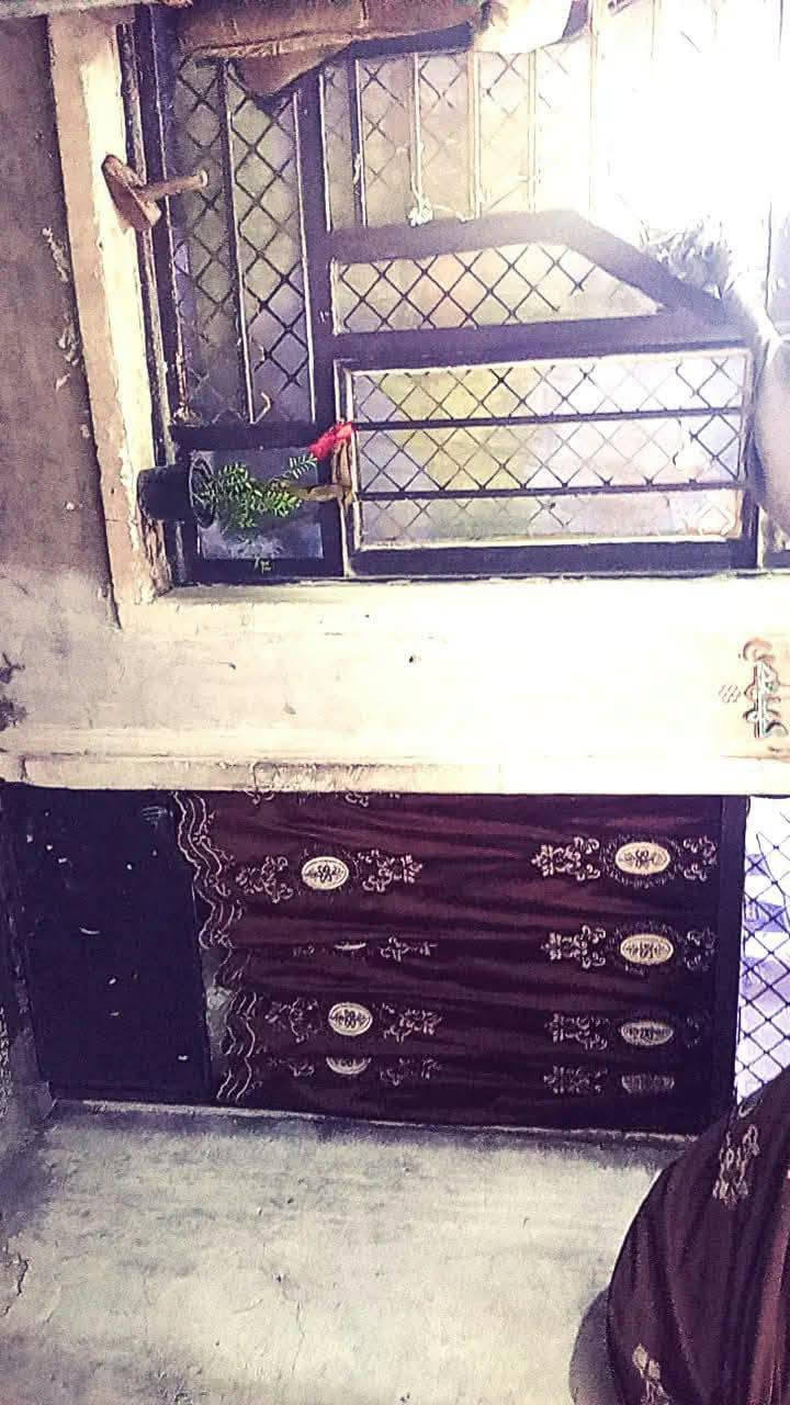 بيت للبيع مساحتة 80 متر قرب حسينية زينب الكبرى نضيف كلش وجاهز للسكن طابقين فوگ بي غرفتين نوم وصحيات الشراي يتواصل وياي خاص ويتدلل سعرة 65
