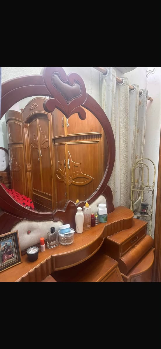 السلام عليكم
عندي غرفة صاج للبيع نظيفة وجبيرة 
ملحقاتها 
جرباية ميز تواليت كنتور كنتور ست ابواب 
وتلاث اماكن تخزين ثنين ب الاعلى و وحدة ب الاسفل 

الغرفة نظيفة وحلوة ما متعوبة 

السعر ب الخاص 

الي حاب يعرف التفاصيل يتواصل وياي على هل رقم 
***********
