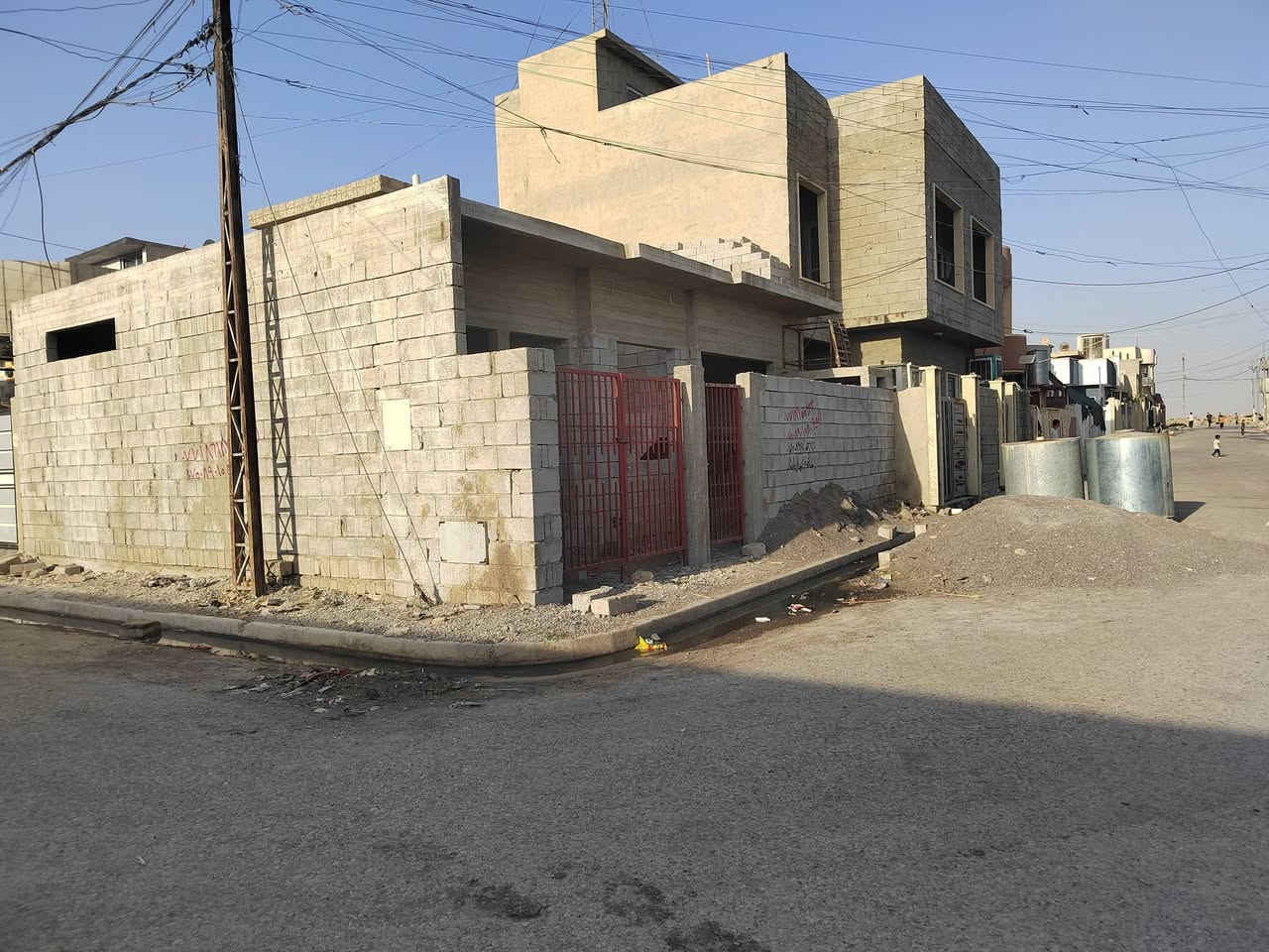 للبيع هيكل
100 متر ركن 10x10 طابق واحد
حي السماح التسعين
 ملك صرف طابو الزهور
قرب مدرسة الرزان الابتدائية
يحتوي على غرفتين نوم و استقبال ومطبخ وصحيات
(اساس حديد كونكريت)
السعر 65 مليون قابل للتفاوض
_______________________
للاستفسار عن السعر وباقي التفاصيل مراجعة مكتب السماح
 لتجارة العقارات موصل حي السماح التسعين الاركان قرب بانزيخانه المشاعل وقرب مول العلي 2 على شارع 20 الاتصال عل الأرقام التالية

_______________________

ابو طه.  📞***********
                 ***********

ابو خالد 📞***********
                 ***********
