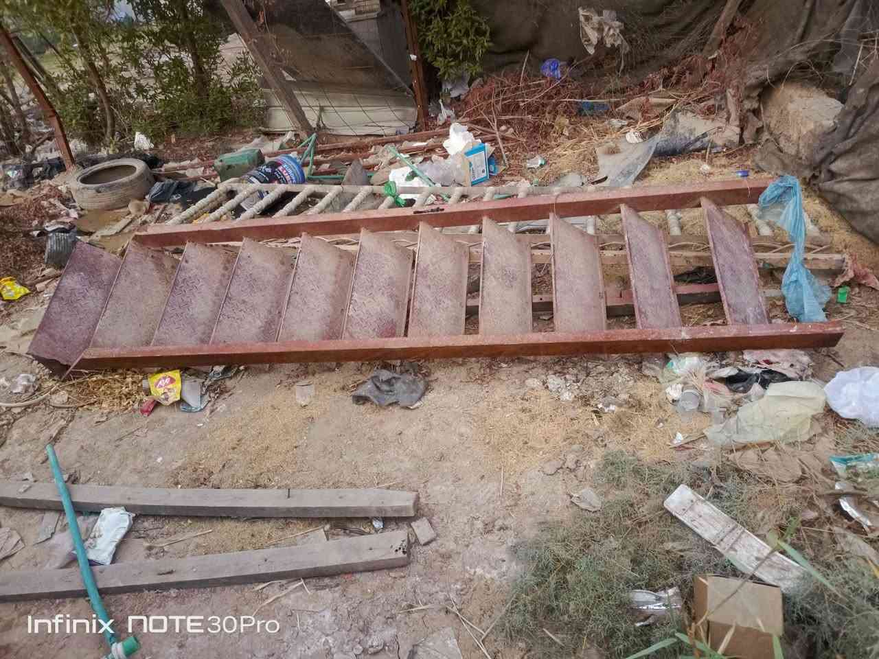 السلام عليكم درج  ومحجر للبيع 
طول الدرج تقريبا 4 متر 
العنوان الدورة حي الصحة 
***********
