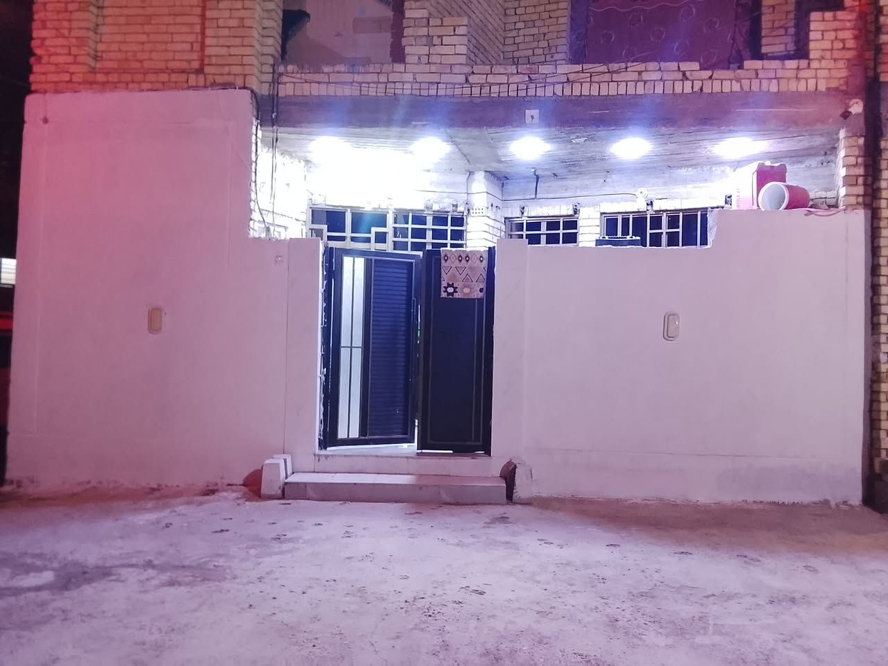سلام عليكم البيت للبيع المساحه 65متر ركن مربع طابقين طابق الارضي كامل فول مواصفات طابق ثاني هيكل غرفتين نوم.  5*4ولثانية350*450 وخدمات لستفسار هاذة رقم    ***********
