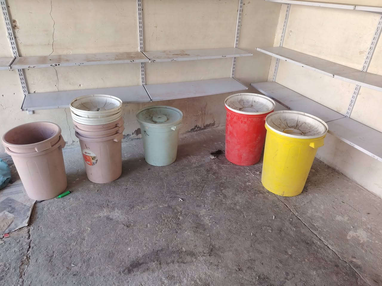 ميز صغير وعارضة عمودية و رفوف جدارية وسطول مواد غذائية كلهن مستخدمات استخدام قليل للبيع الشراي يتصل هذا رقمي ***********
