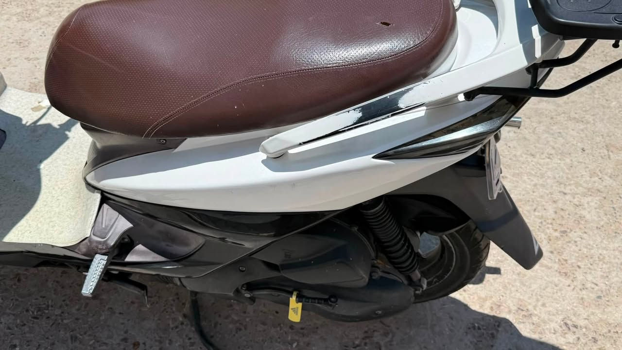 سلام عليكم دراجه سكنس لد دراجه مفتوح بيها بس ولفات بس غيرها كلشي ماكو  خير من اللهً كهربائيات شغاله شلعه معدل اشاير عالي ناصي طلاعات قبق نفخ نوزل كله ع بلاد دراجه معروضه ب 950وبيها مجال قليل للشراي مكان دراجه بغداد تاجي  
***********
