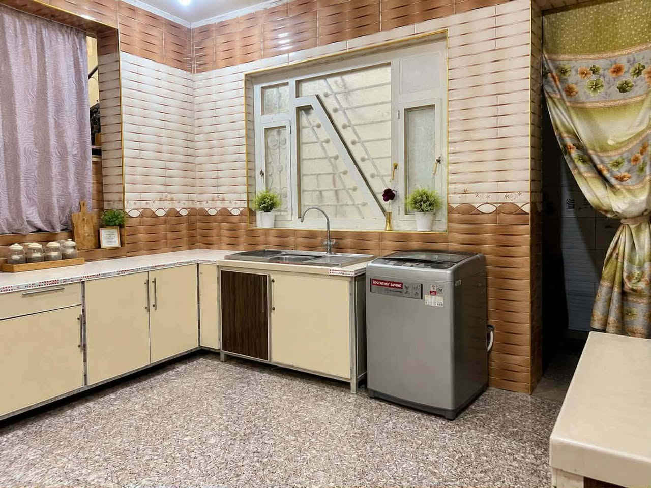 (السلام عليكم ورحمة الله وبركاته)🖐🏻
بيت للبيع🏘️
المساحة (150)
الواجه6
النزال25متر
ويحتوي البيت ع استقبال+مطبخ حار+مطبخ بارد+صاله +وترك جانبي+صحيات داخليه وخارجيه غربي وشرقي+وغرفة نوم ع عرض البيت+وبيتونه ع عرض الصاله) ويتكون البيت من طابق واحد...
العنوان🚨
واسط-العزيزيه_داخل محدود الثانيه خلف مدرسة الرصافي 
مقابل صالون النهى للسيدات...
التواصل ع هذه الأرقام أو مراسلت الحساب📞
(***********)واتساب
(***********)
